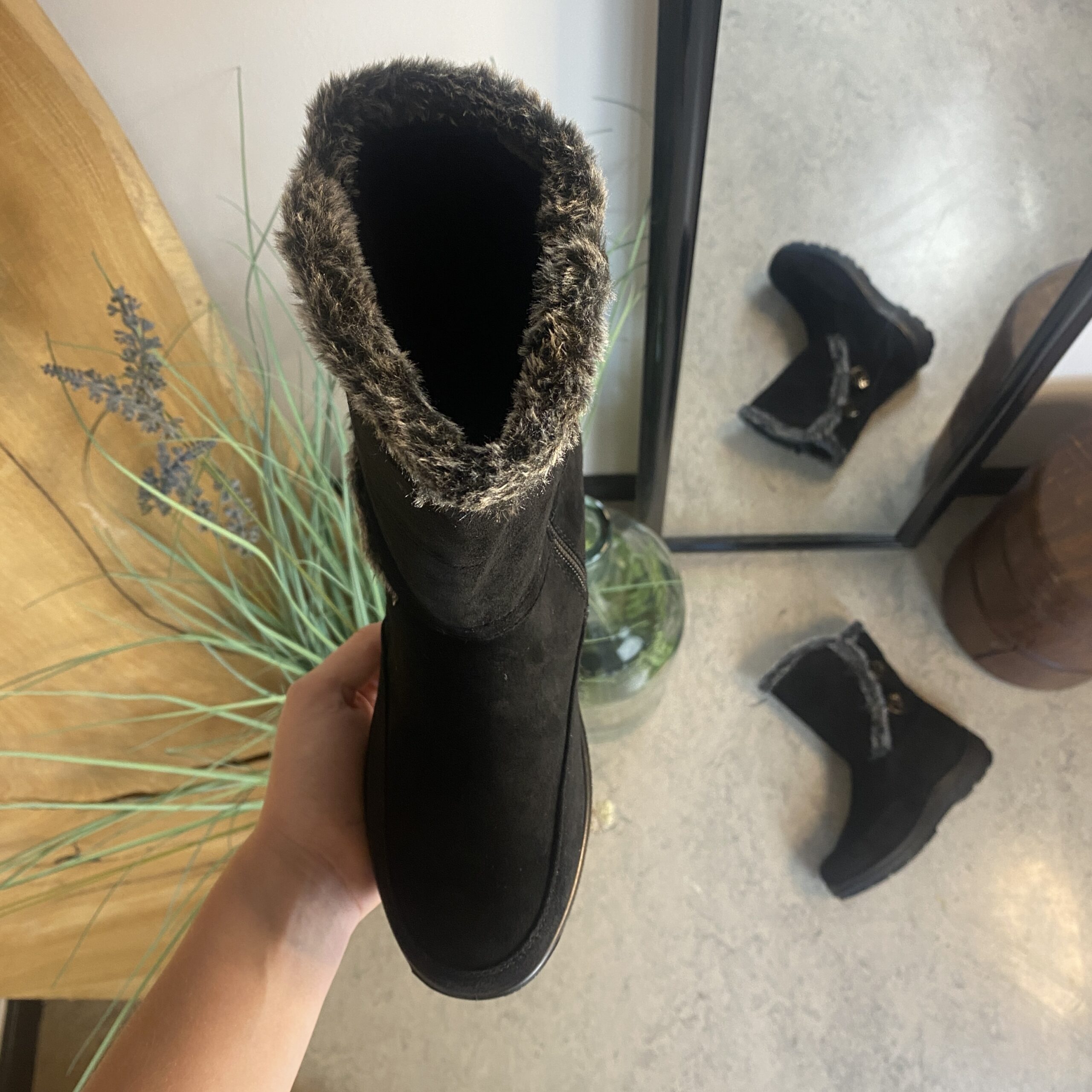 Sort støvle med fin pelsdetalje.