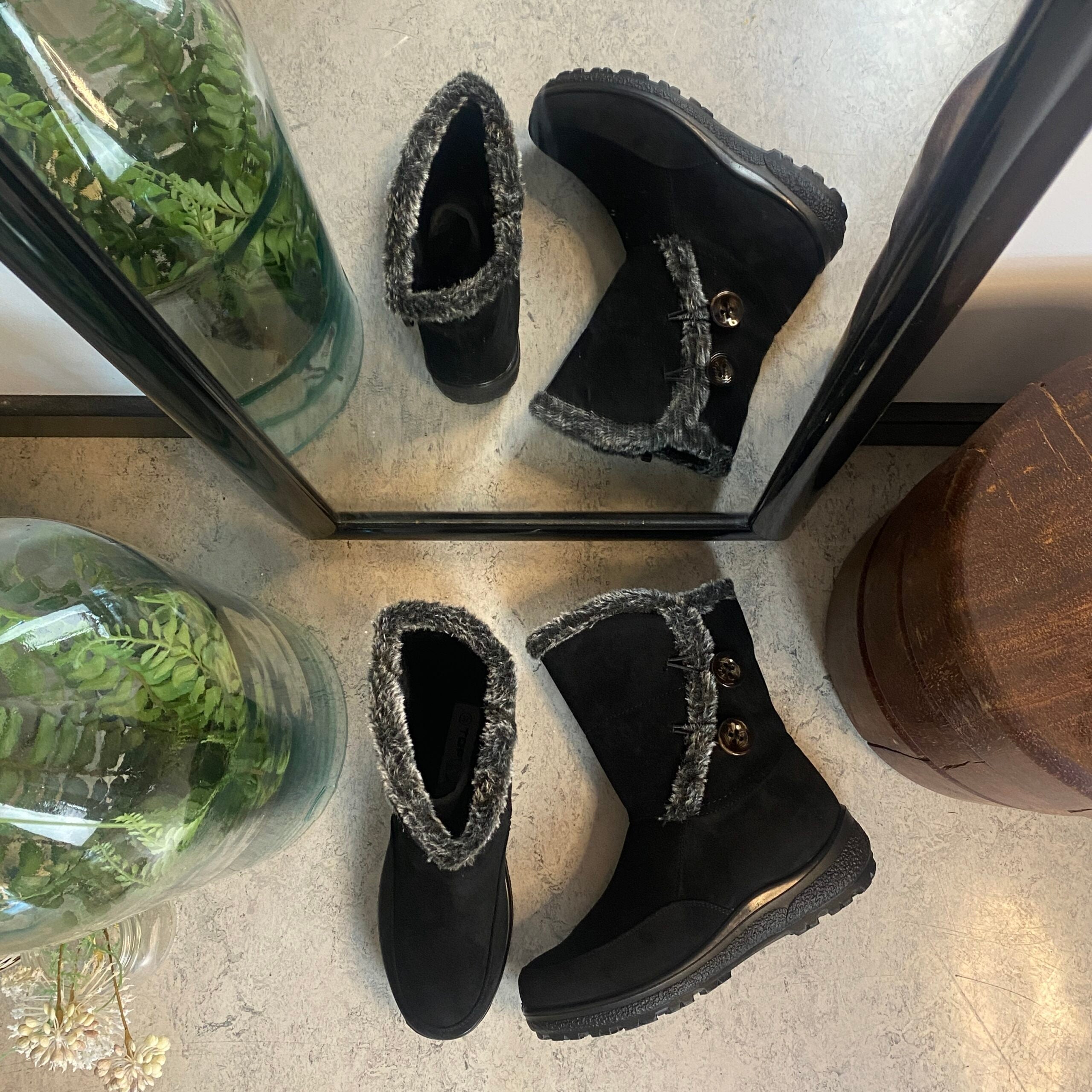 Sort støvle med fin pelsdetalje.