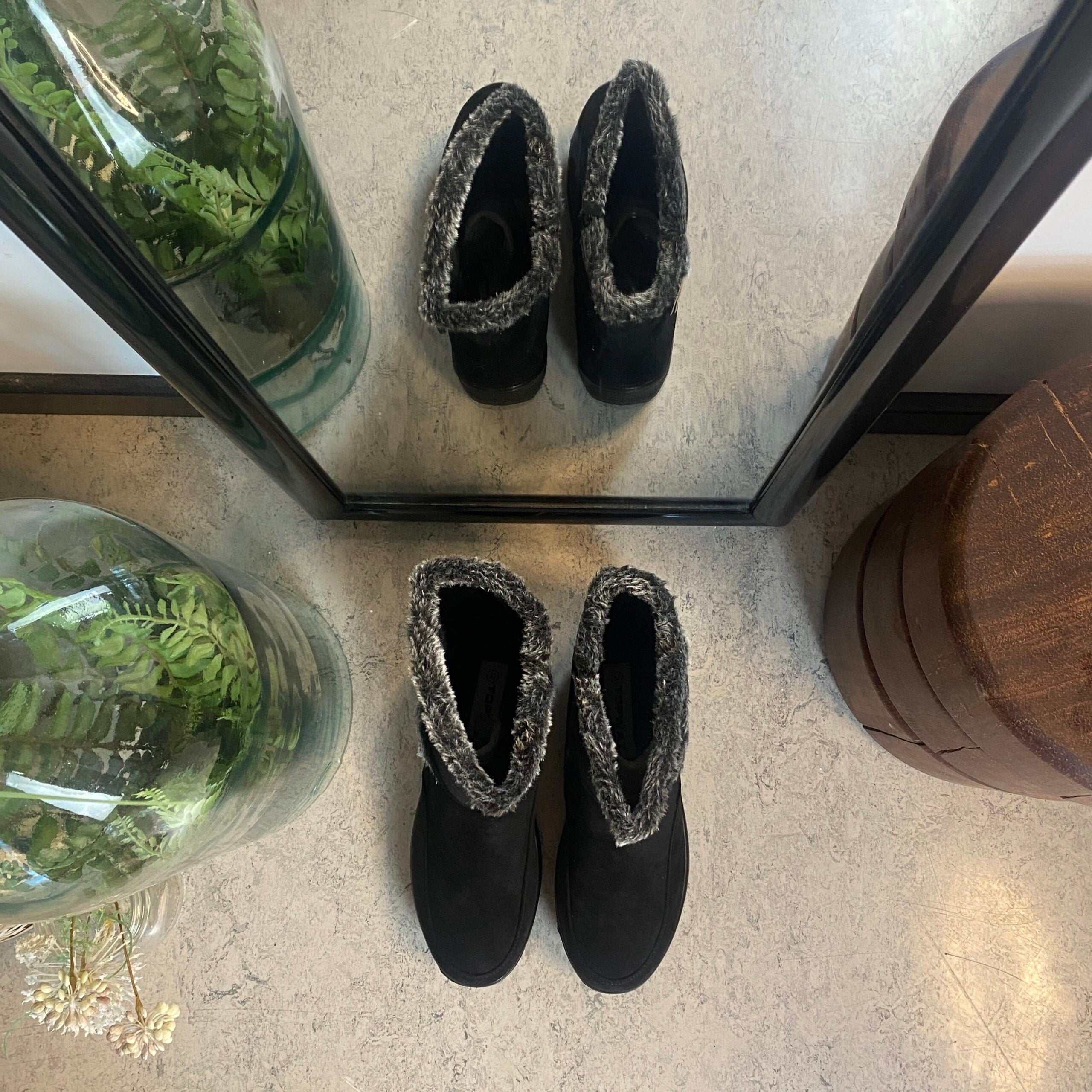 Sort støvle med fin pelsdetalje.