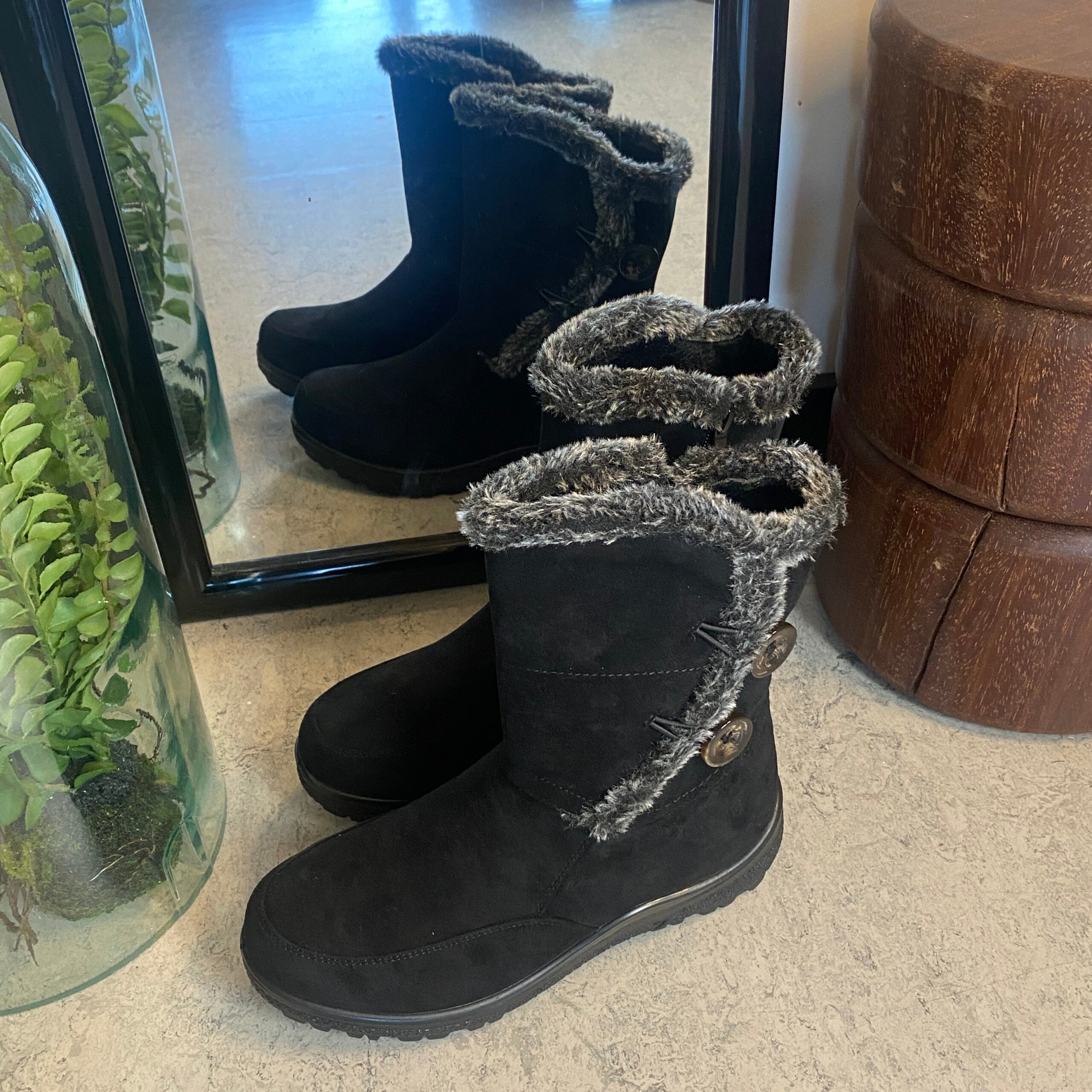 Sort støvle med fin pelsdetalje.