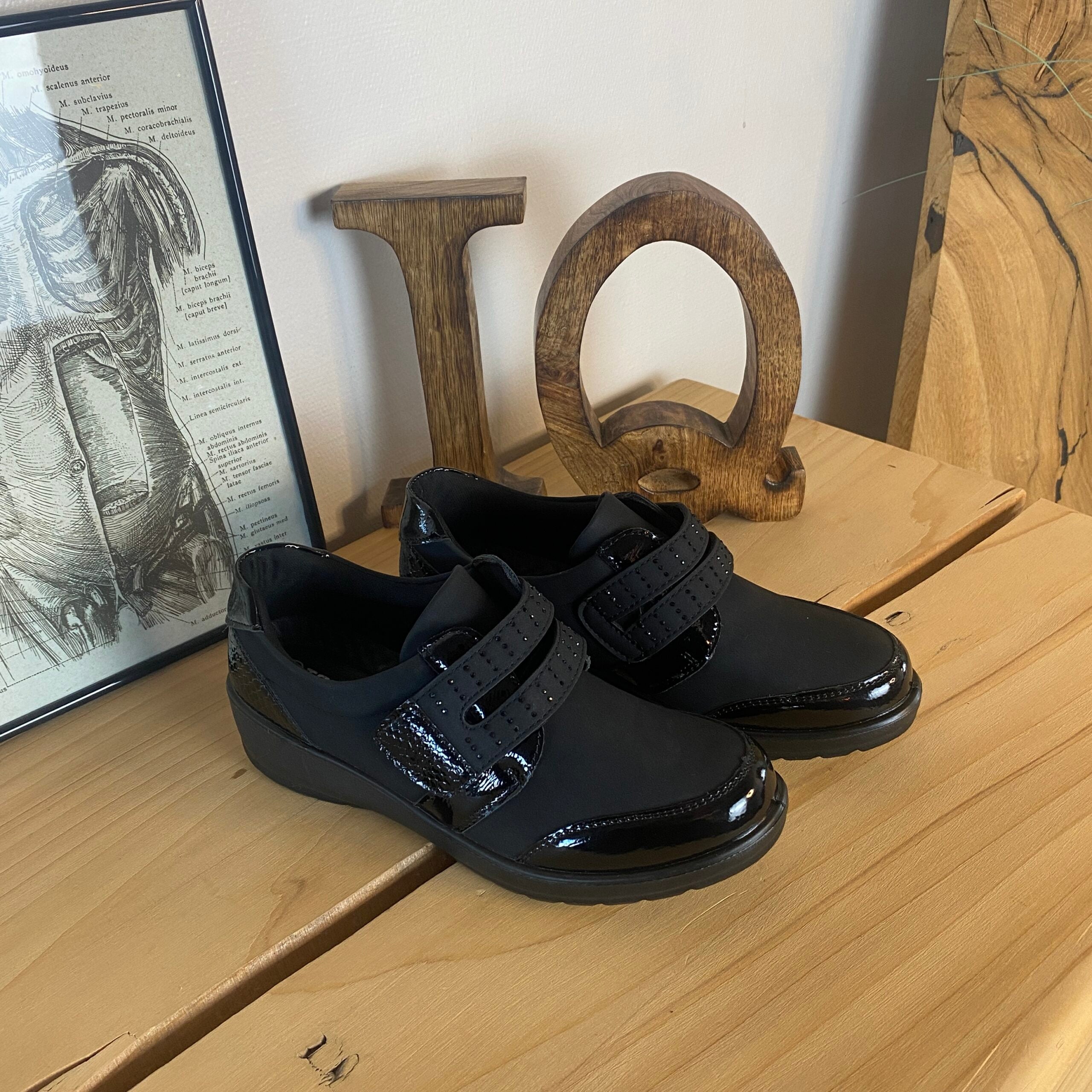 Elegant sko med velcro og flotte detaljer