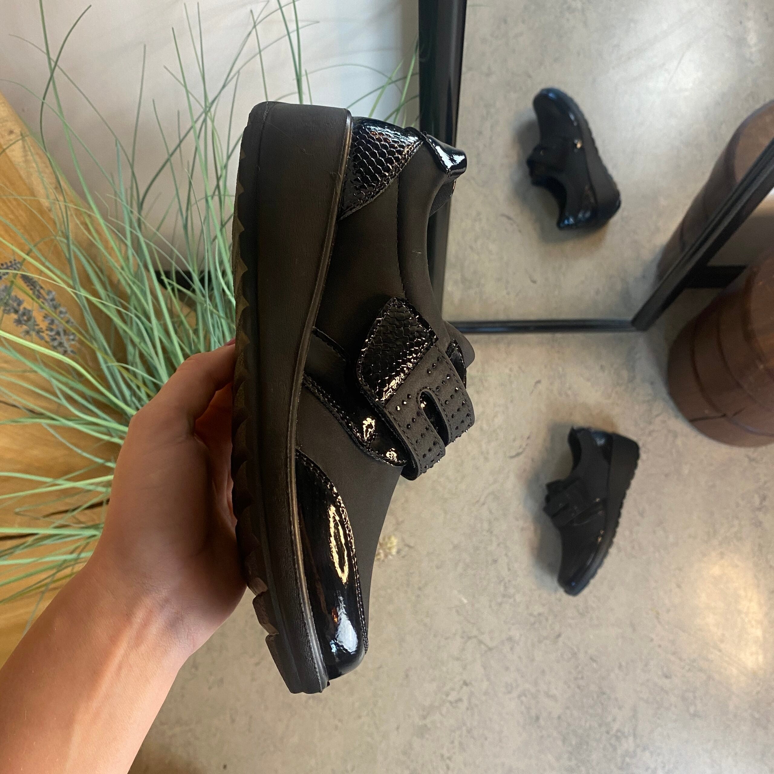 Elegant sko med velcro og flotte detaljer