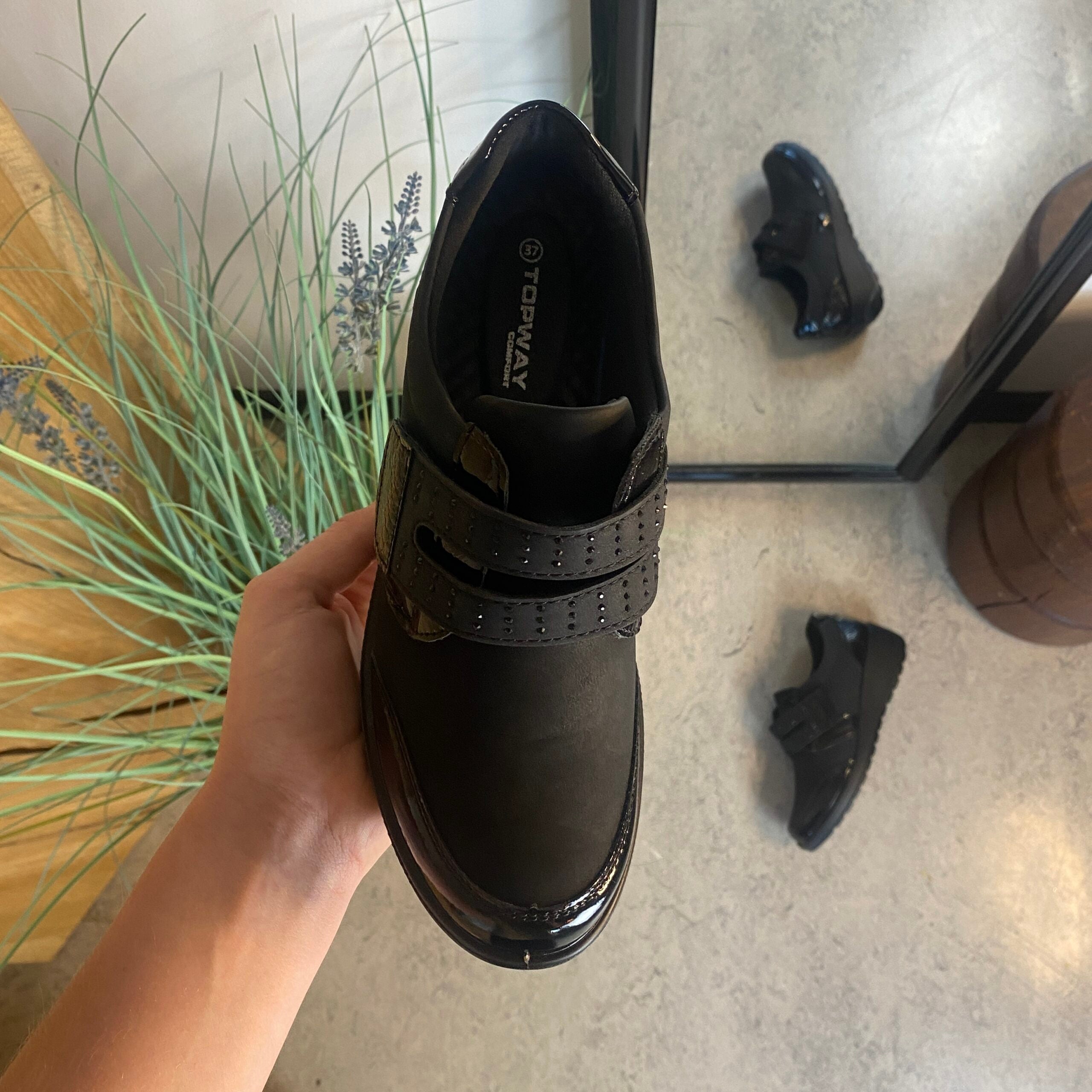 Elegant sko med velcro og flotte detaljer