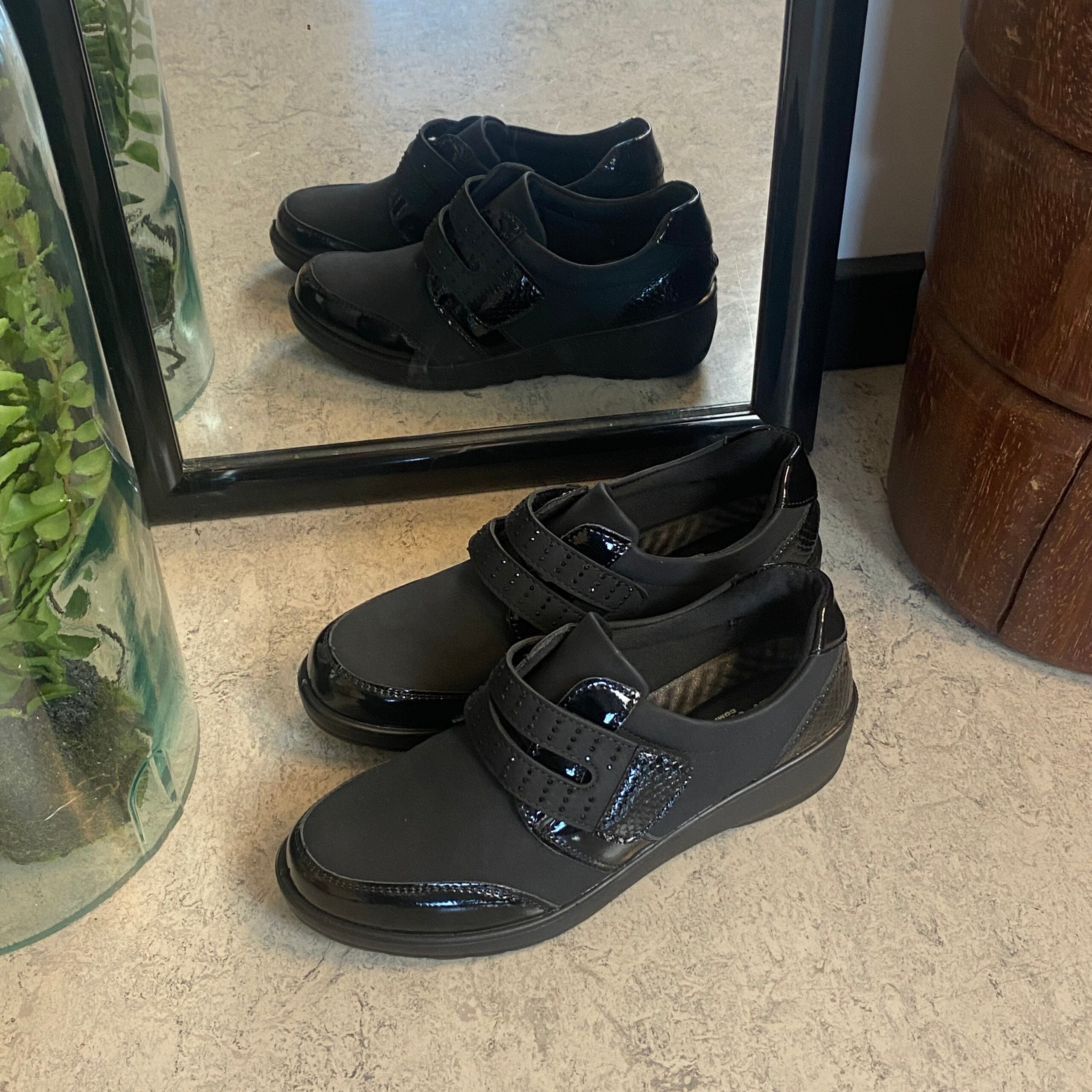 Elegant sko med velcro og flotte detaljer