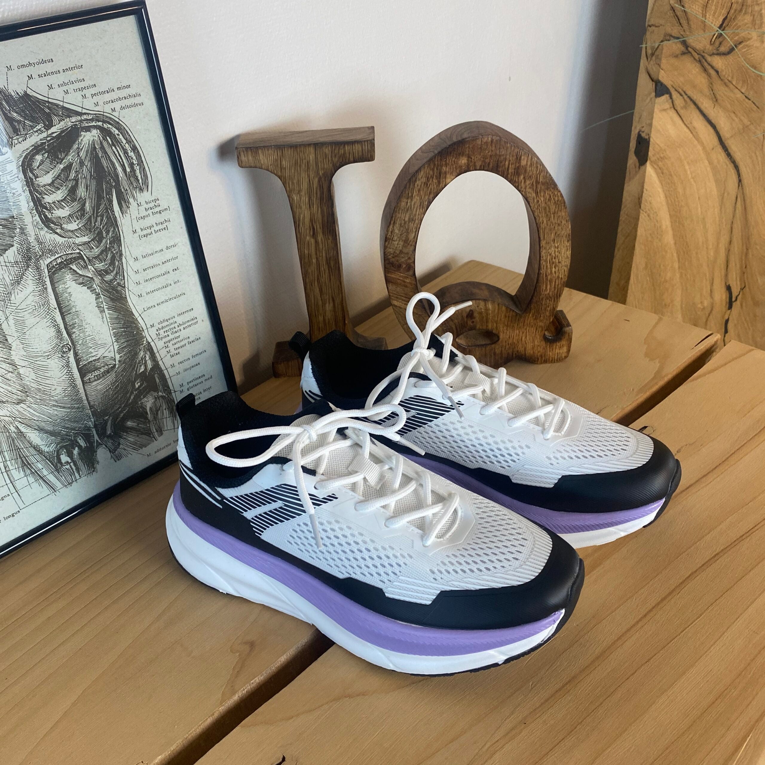 Hvide, stødabsorberende sko i åndbart mesh.