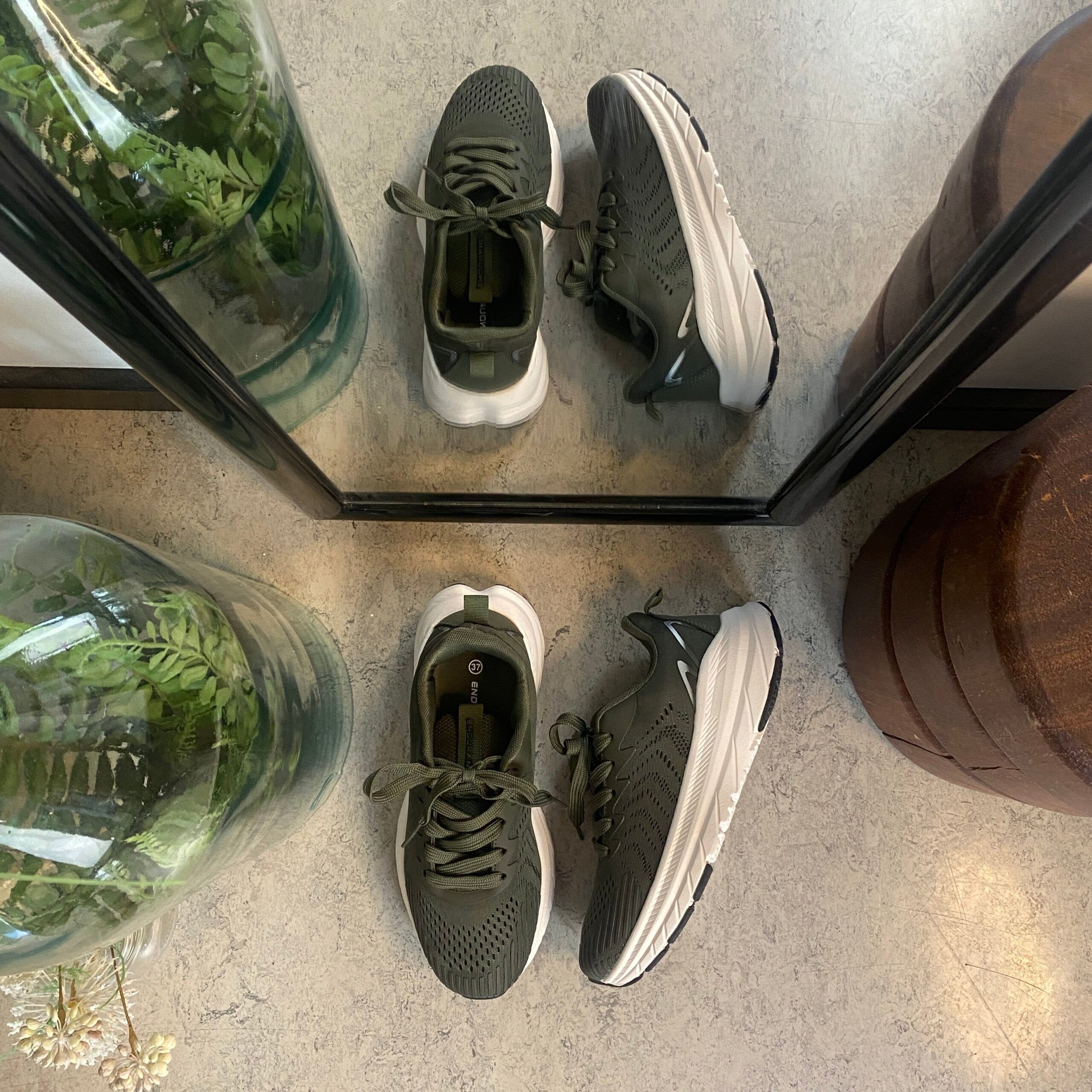 Mørkegrøn åndbar sko fra Endurance med effektiv stødabsorbering