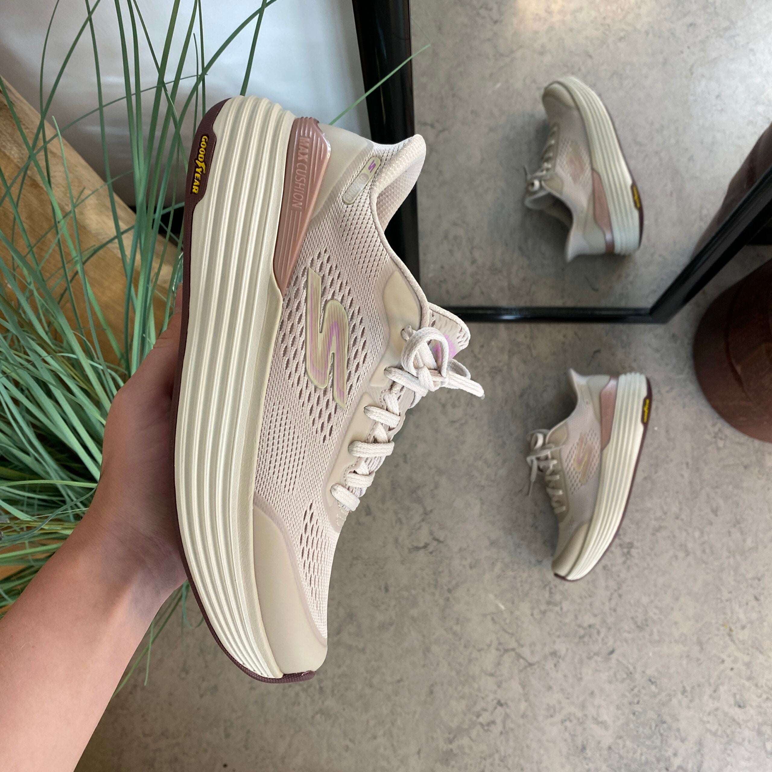 Beige Skechers slip-in med MaxChusion bund