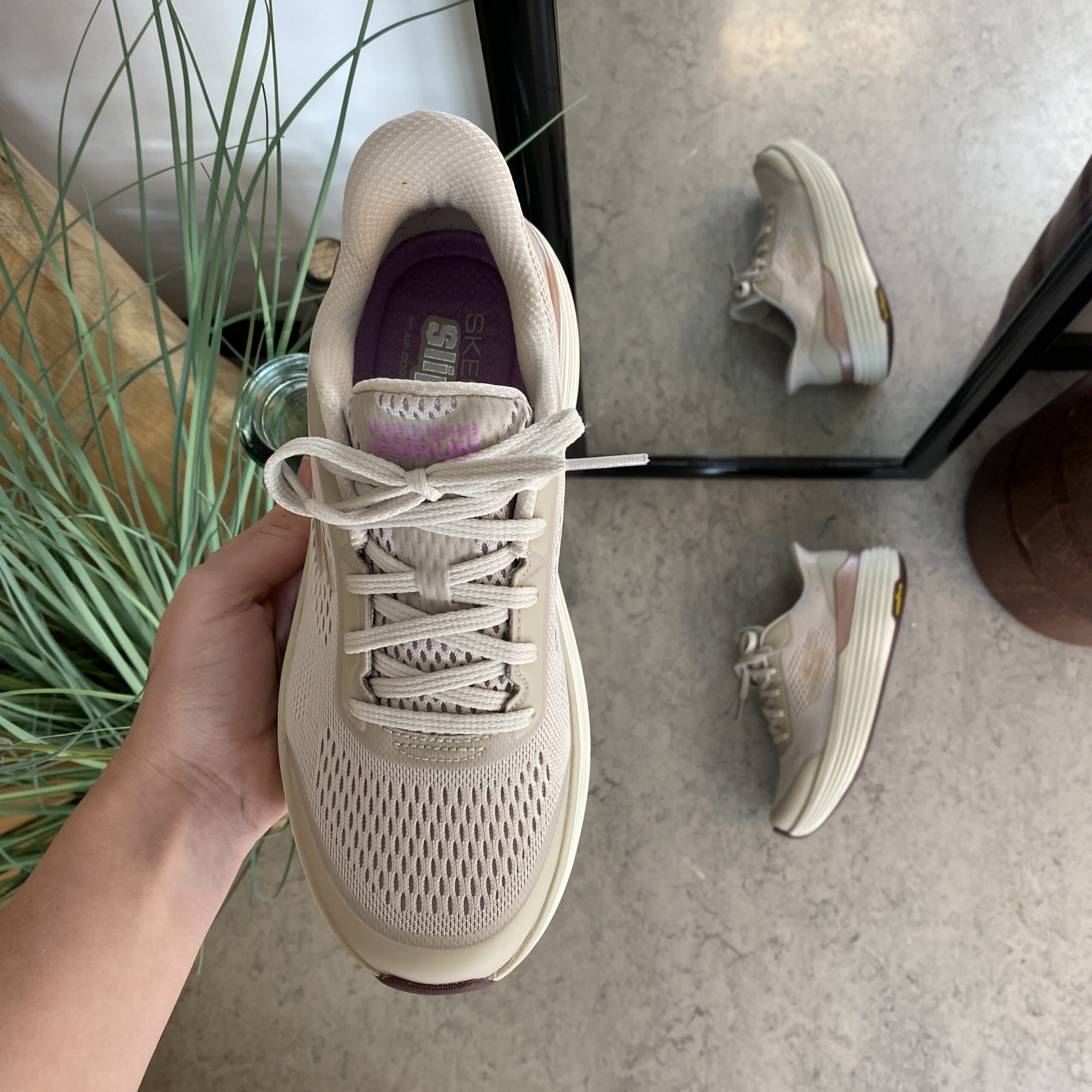 Beige Skechers slip-in med MaxChusion bund