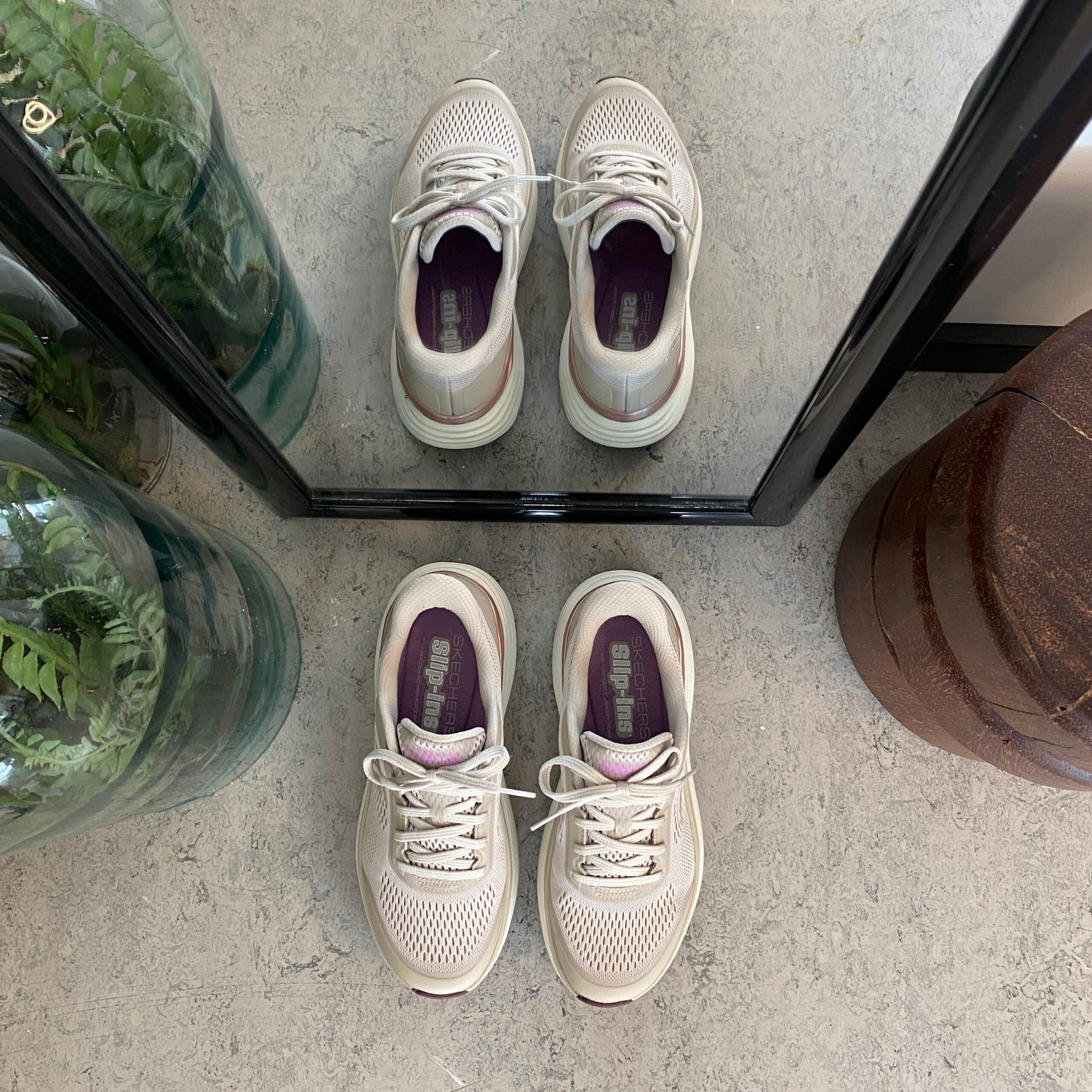 Beige Skechers slip-in med MaxChusion bund