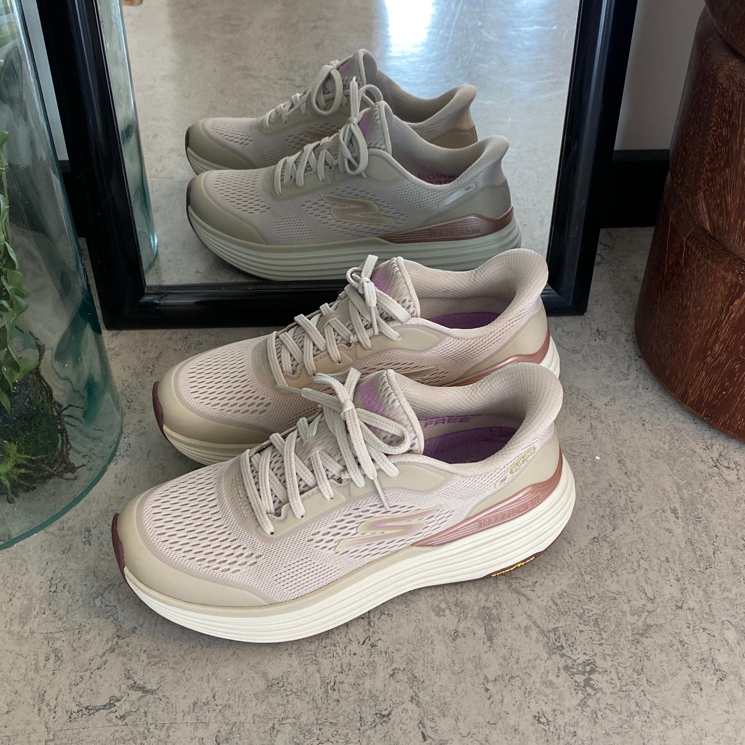 Beige Skechers slip-in med MaxChusion bund