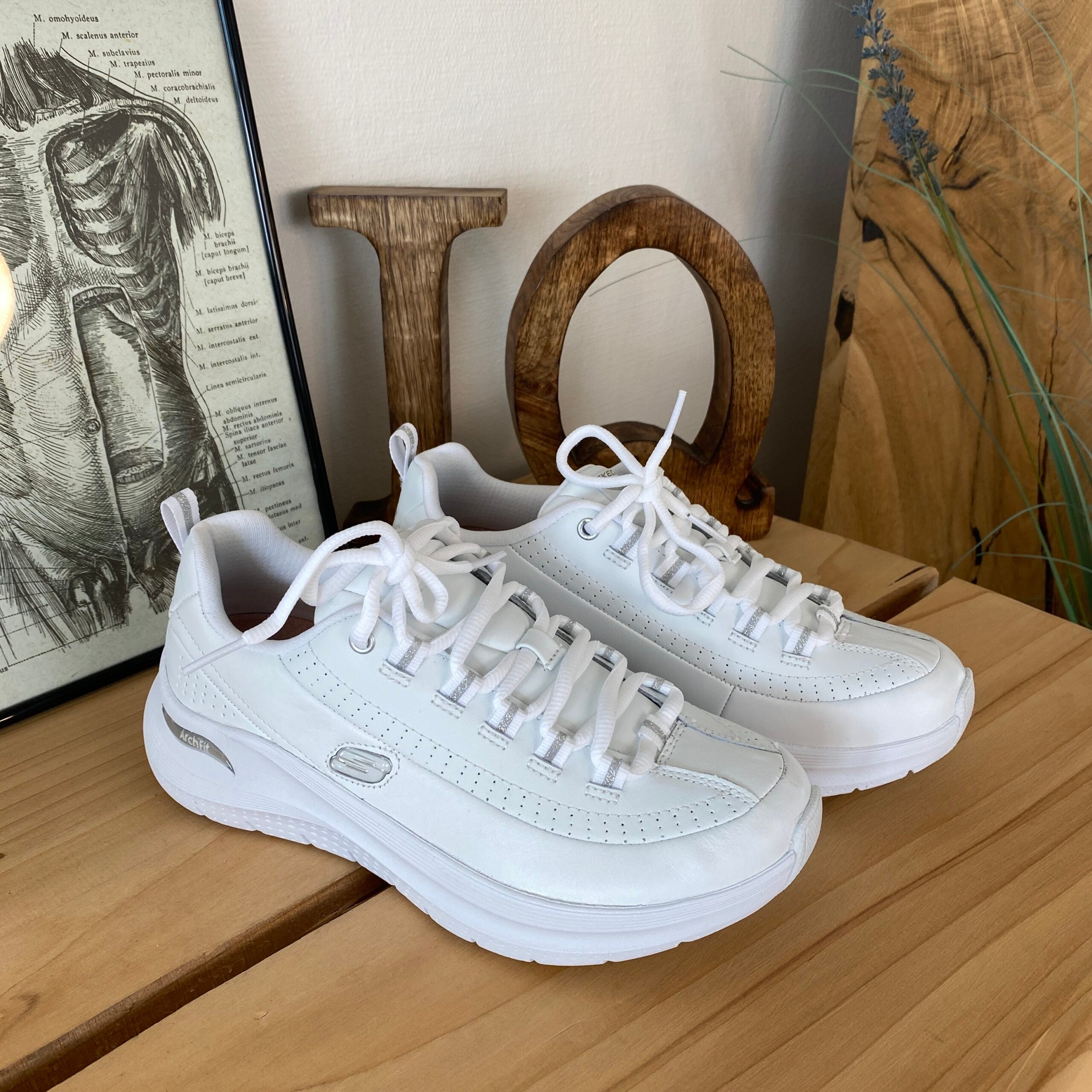 Hvid Skechers med glat skind overflade