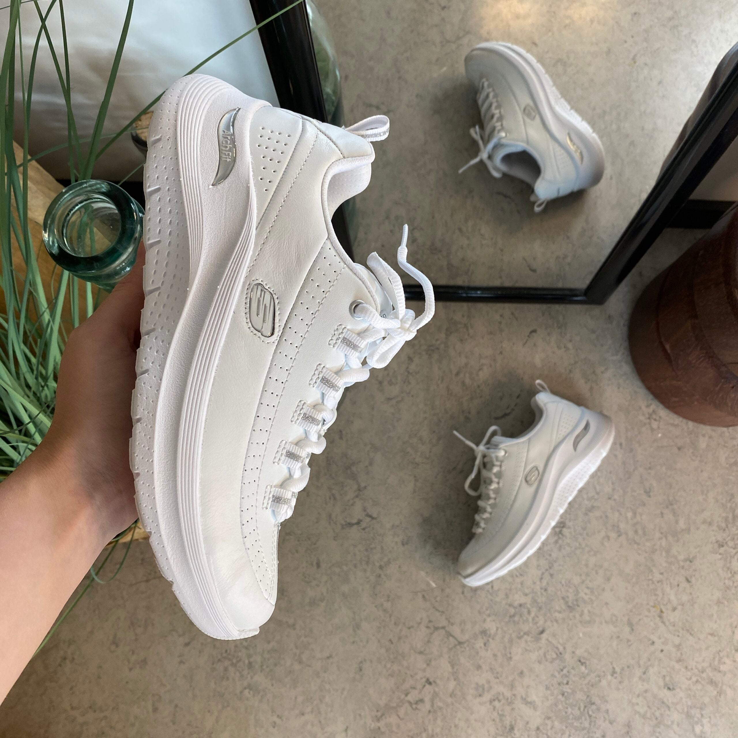 Hvid Skechers med glat skind overflade