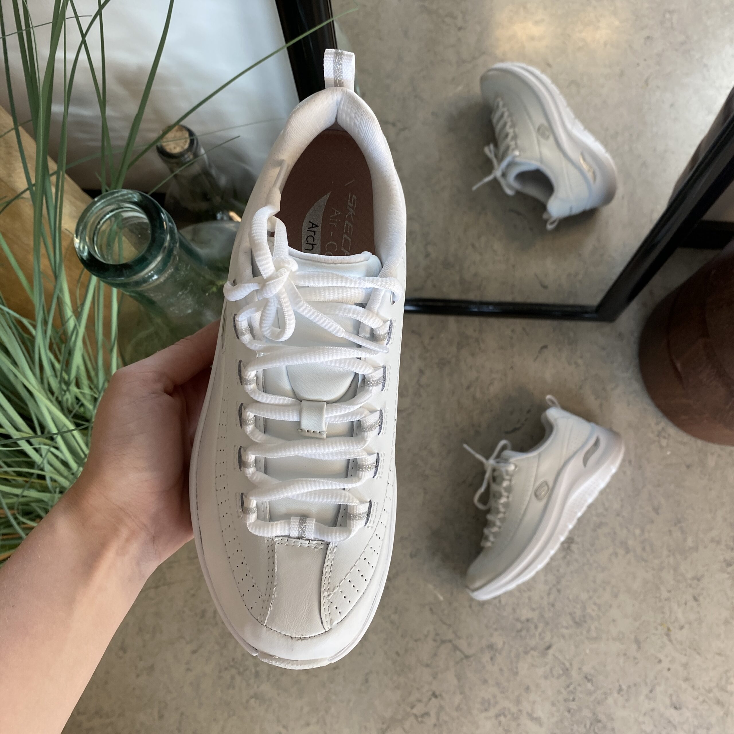 Hvid Skechers med glat skind overflade