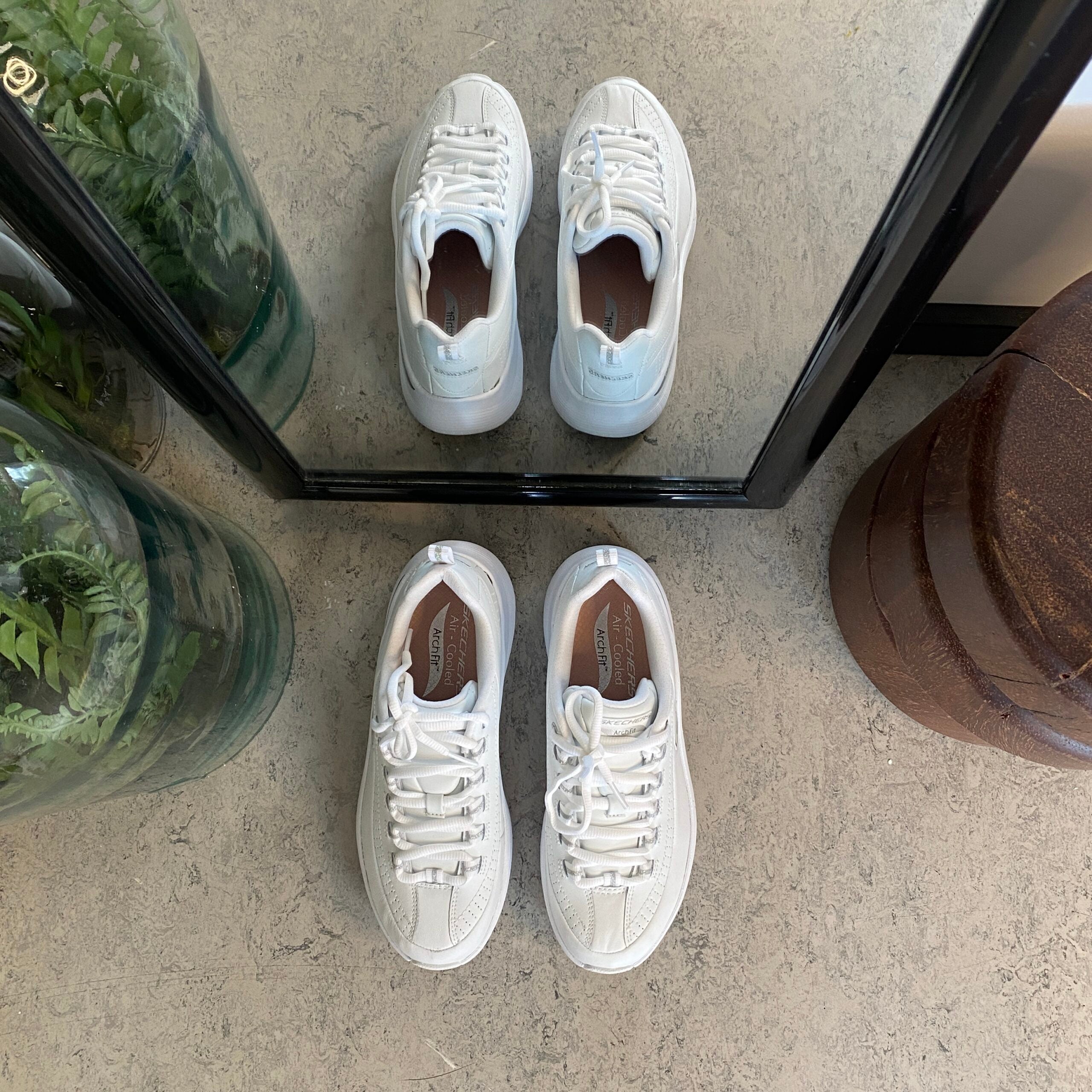 Hvid Skechers med glat skind overflade