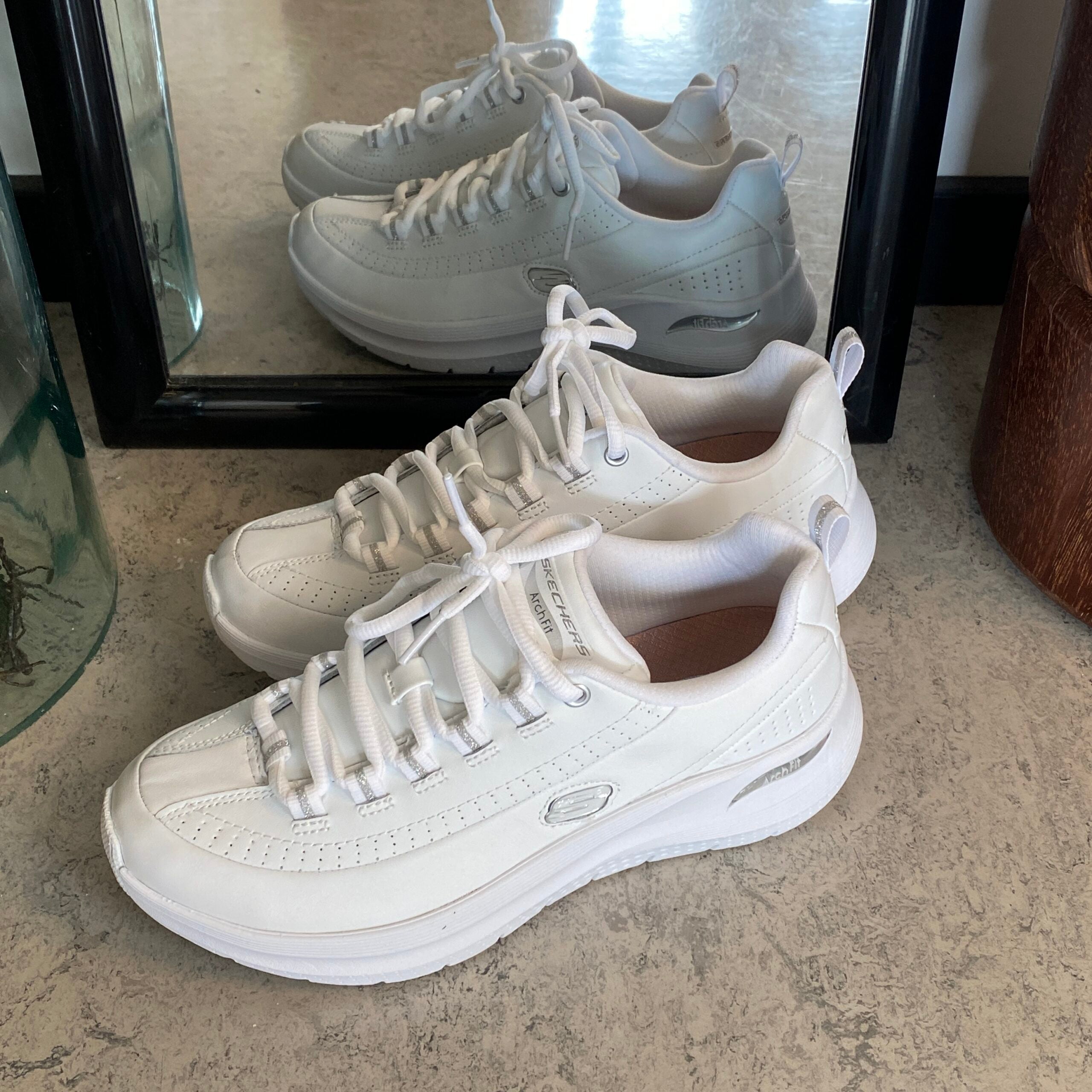 Hvid Skechers med glat skind overflade