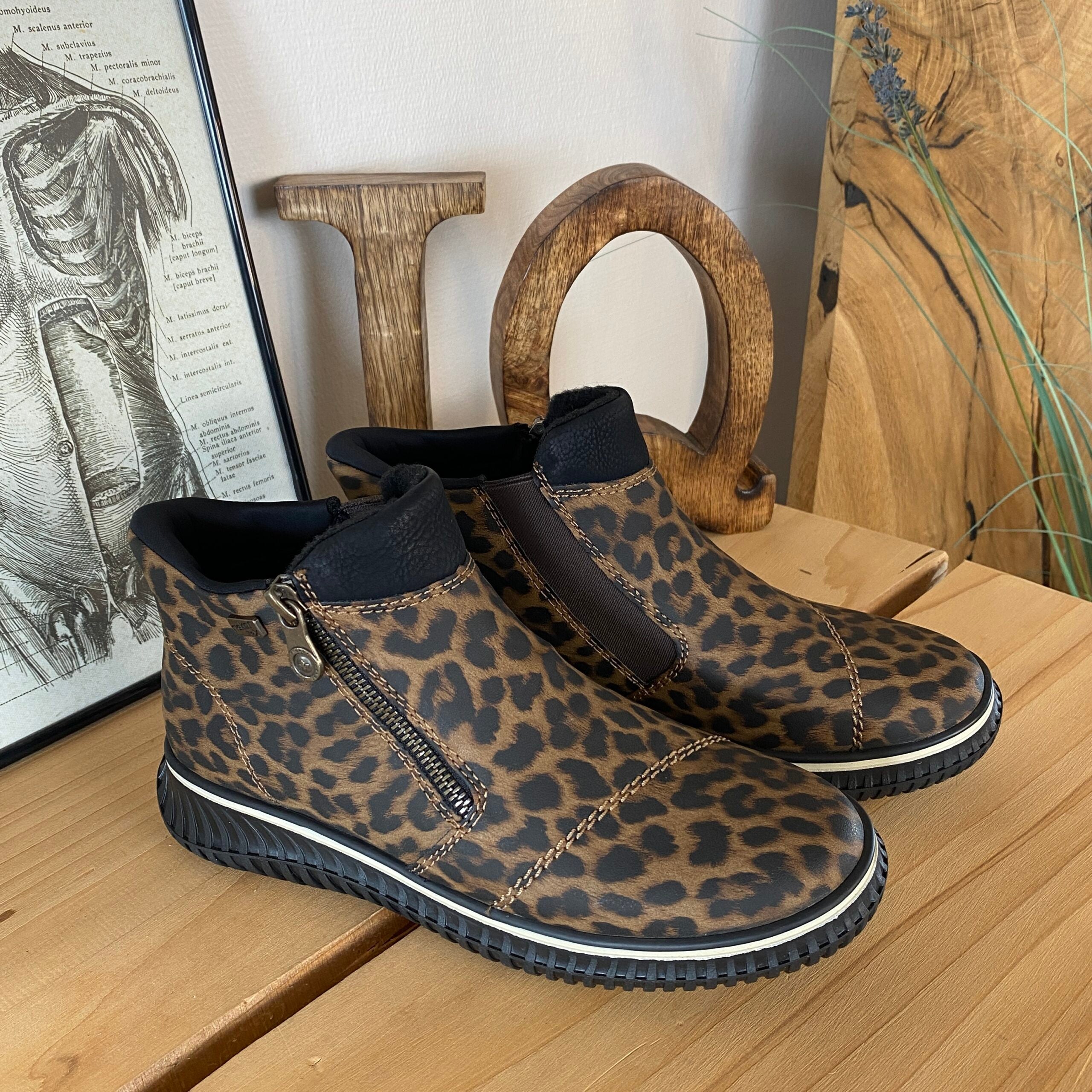 Kort støvle fra Rieker med leo print og let for