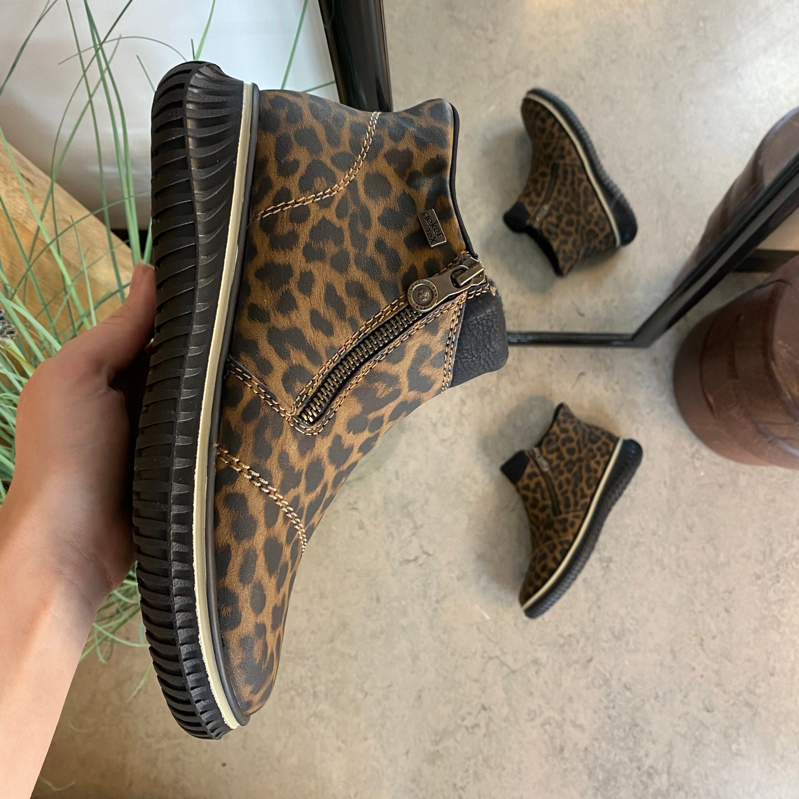 Kort støvle fra Rieker med leo print og let for