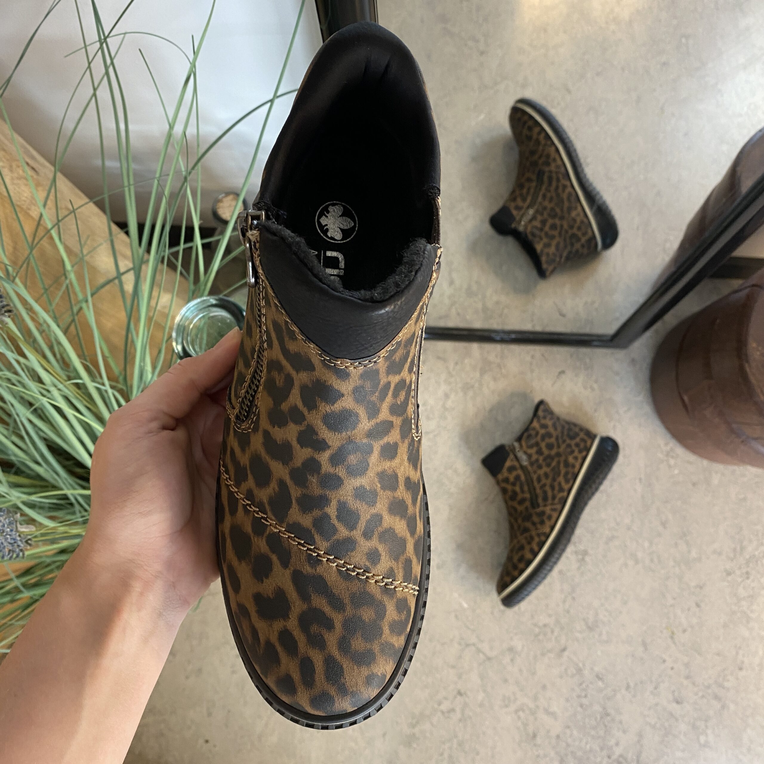 Kort støvle fra Rieker med leo print og let for