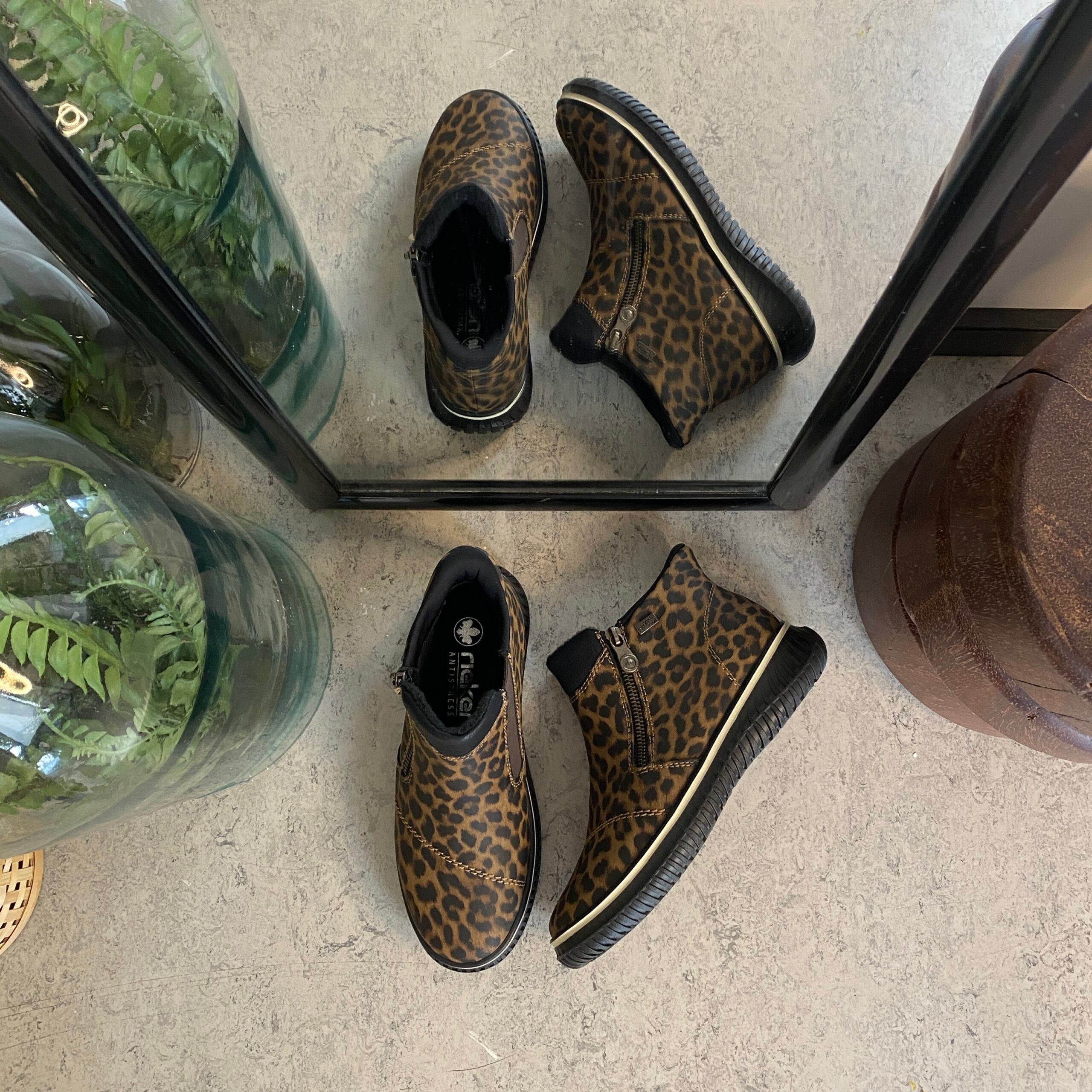 Kort støvle fra Rieker med leo print og let for