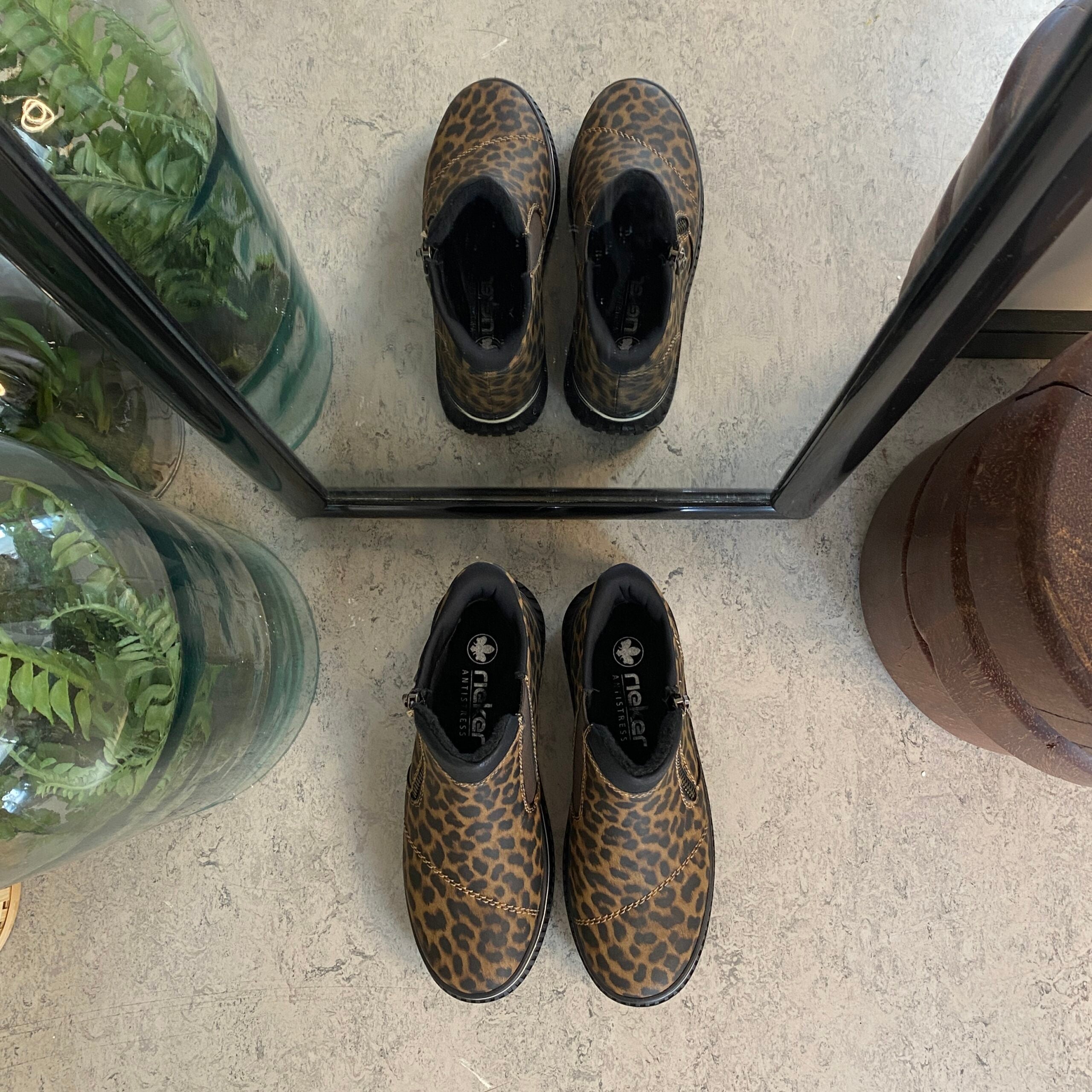 Kort støvle fra Rieker med leo print og let for