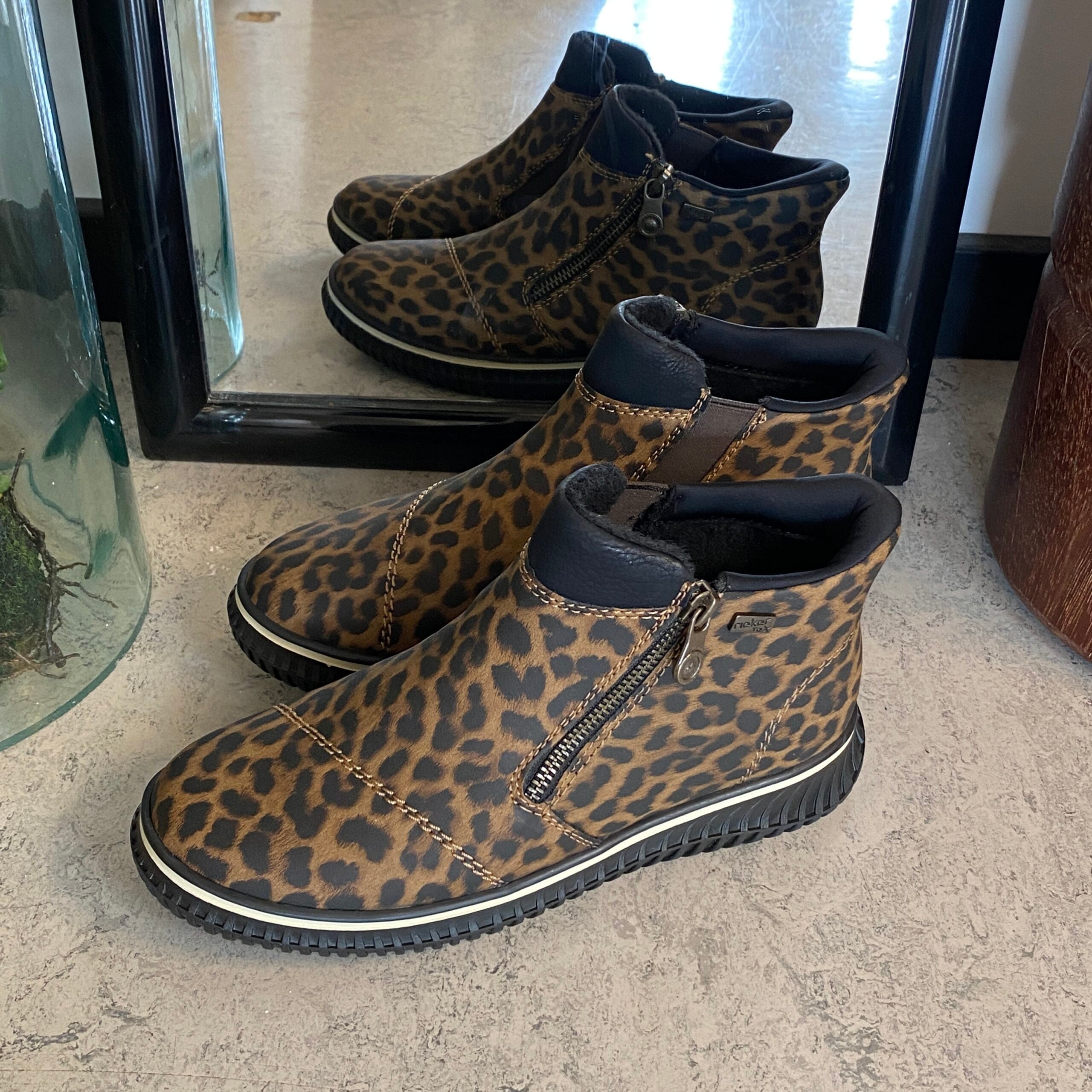 Kort støvle fra Rieker med leo print og let for