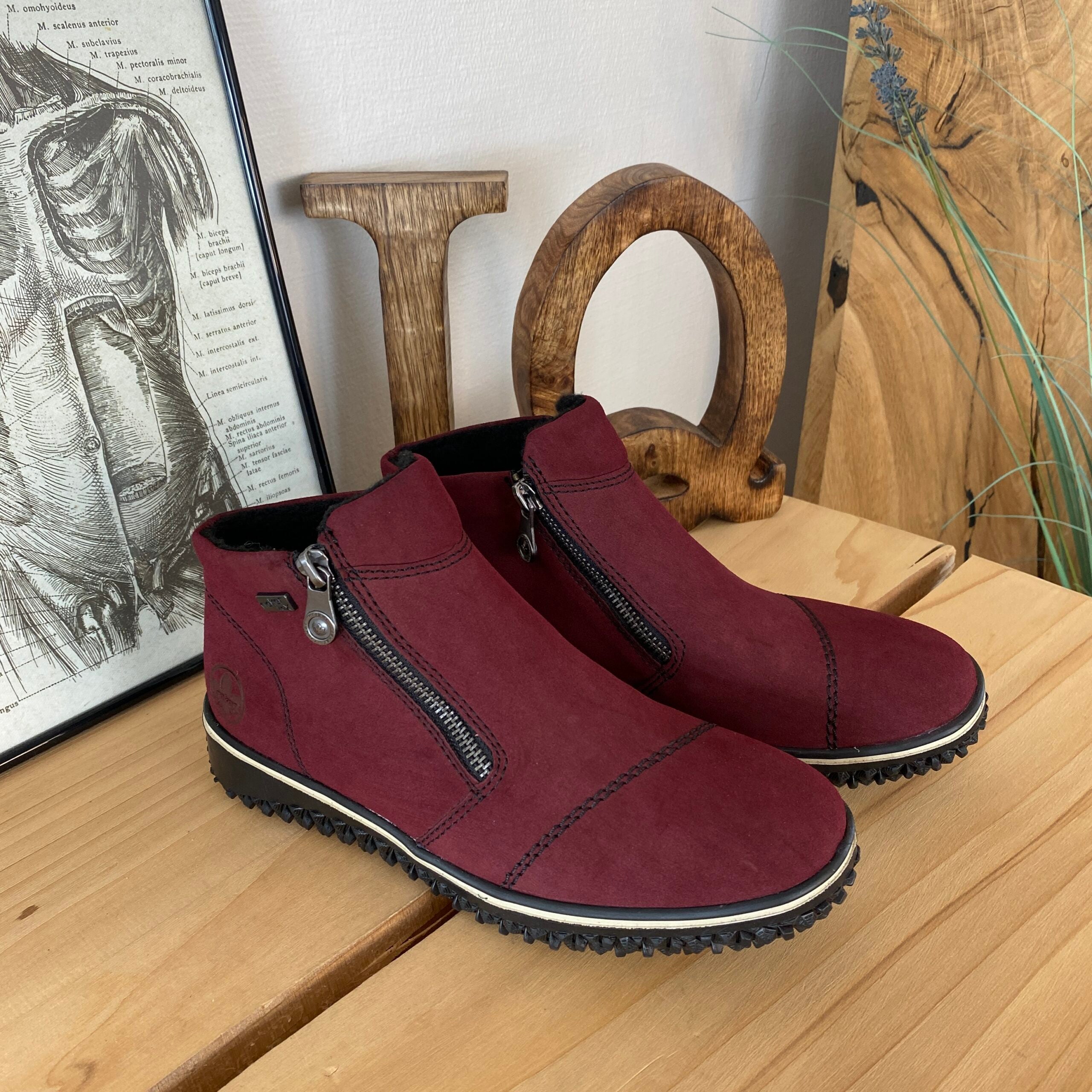 Bordeux kort støvle fra Rieker med let for