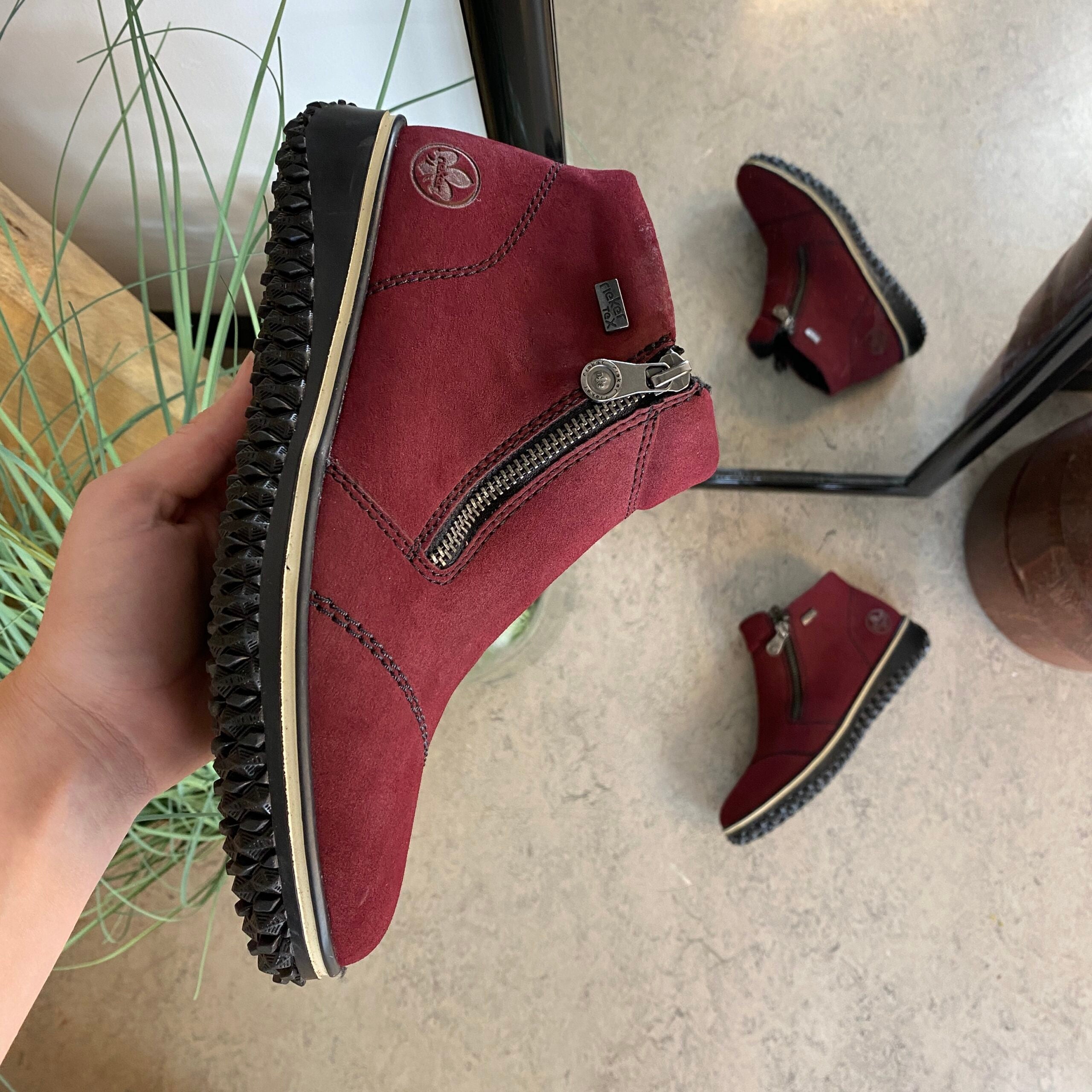 Bordeux kort støvle fra Rieker med let for