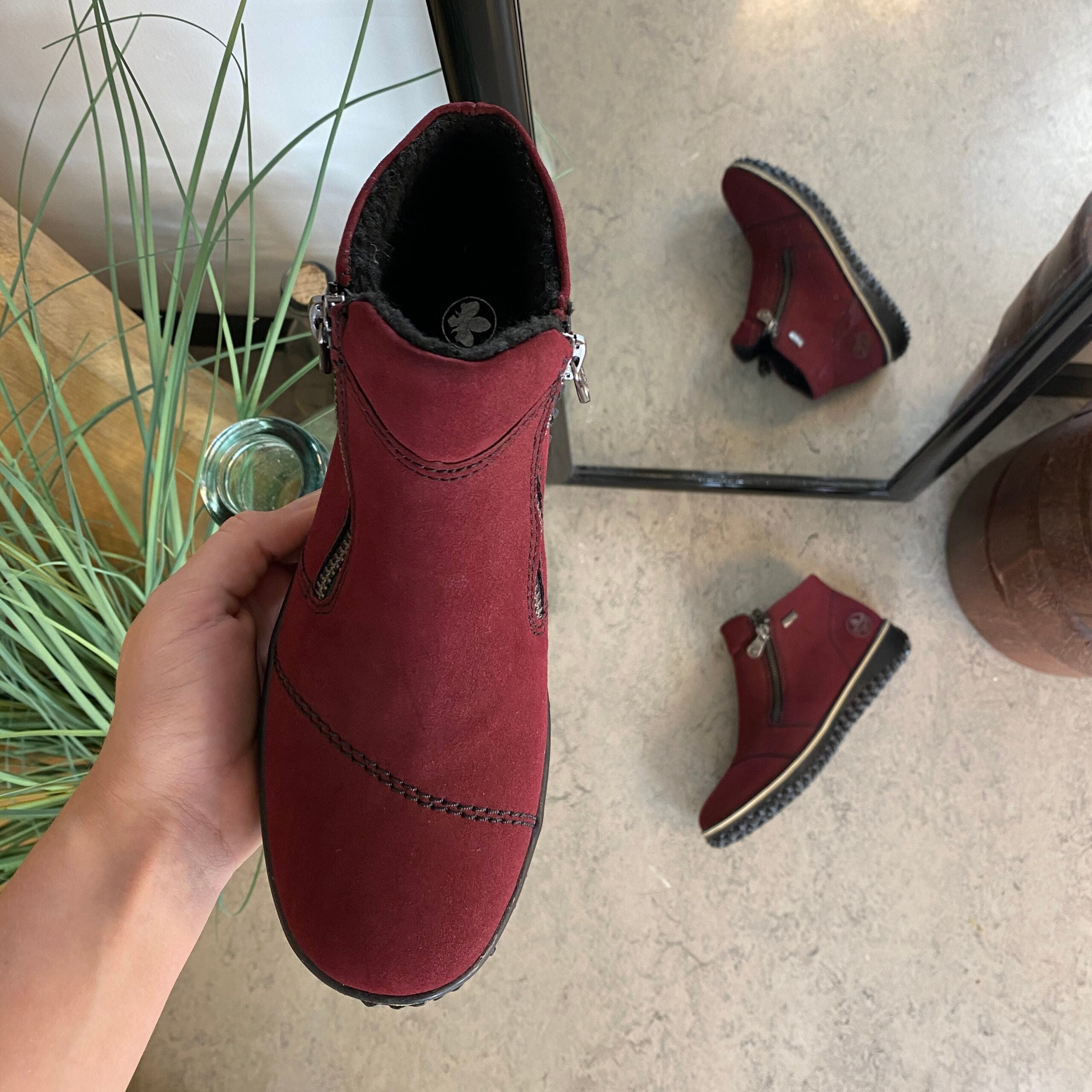 Bordeux kort støvle fra Rieker med let for