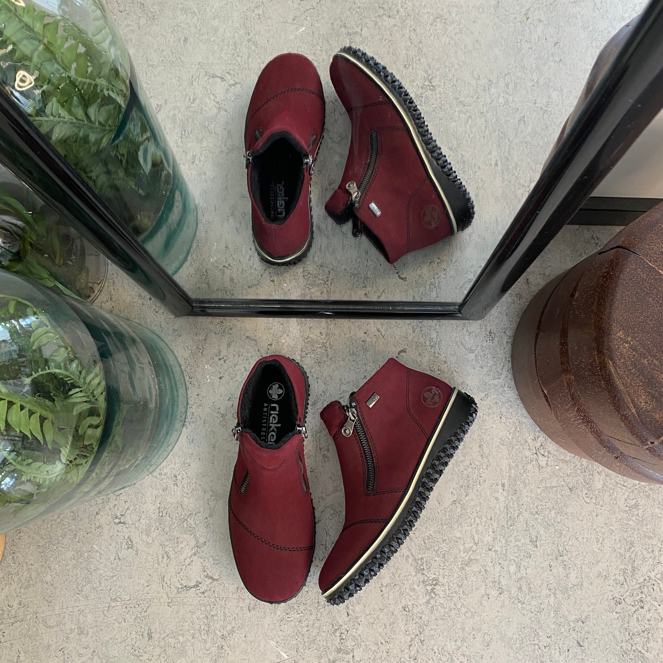 Bordeux kort støvle fra Rieker med let for