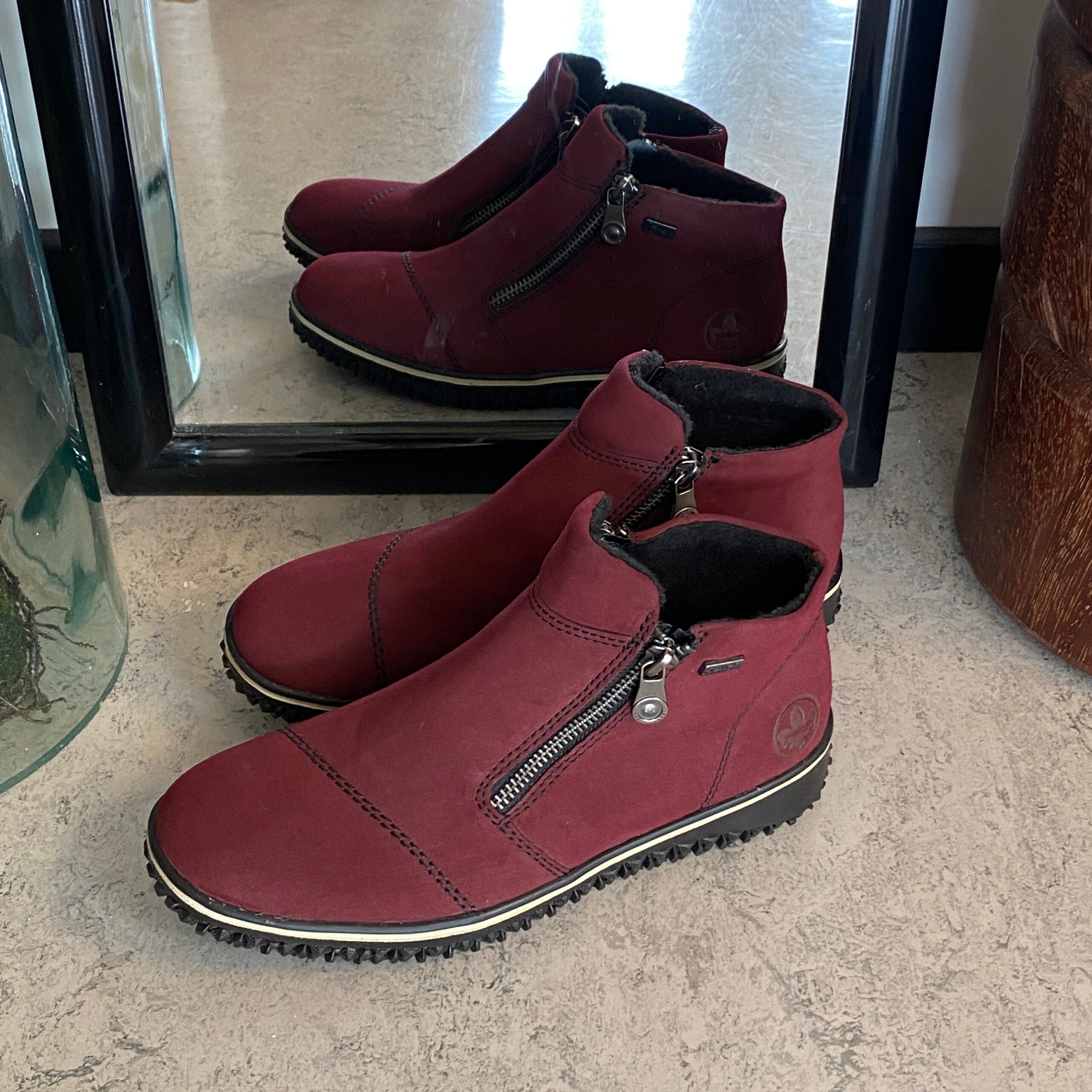 Bordeux kort støvle fra Rieker med let for