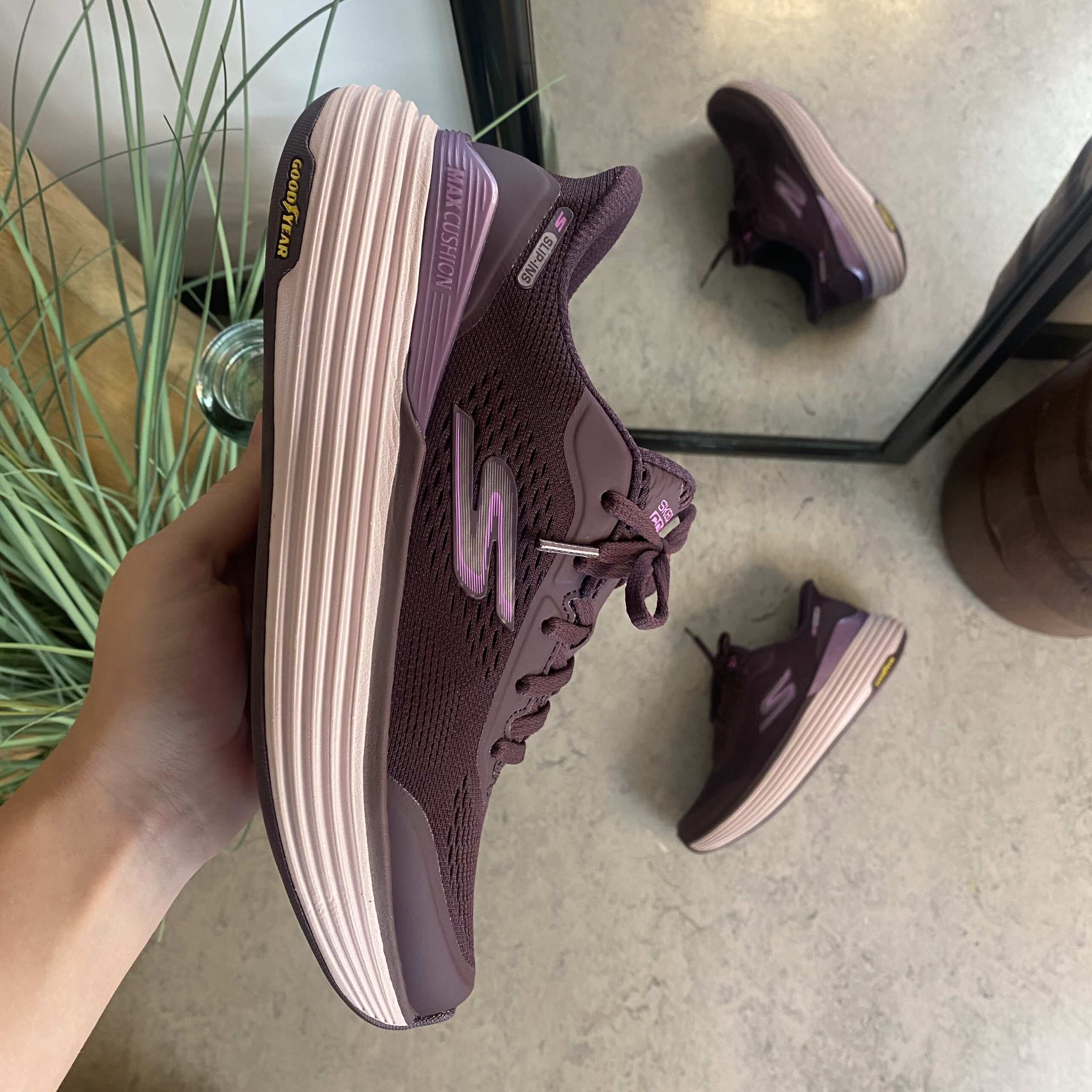 Lilla Skechers slip-in med MaxChusion bund