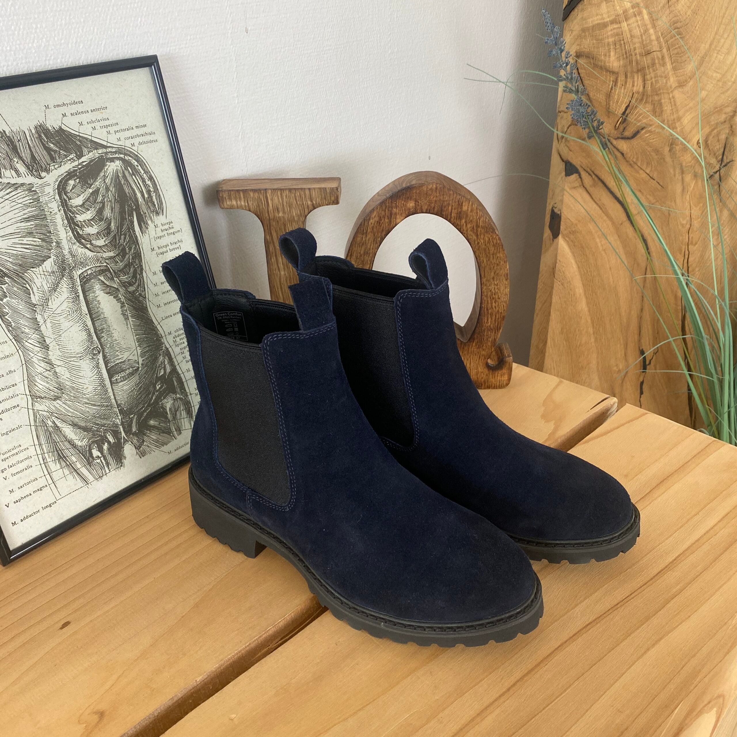 Mørkeblå ruskindsstøvle fra Green Comfort