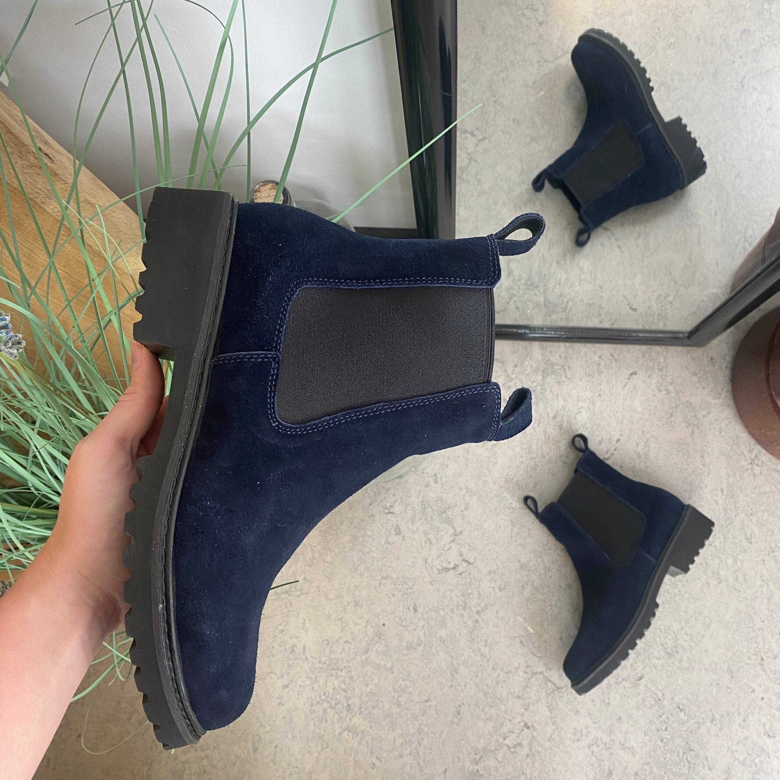 Mørkeblå ruskindsstøvle fra Green Comfort