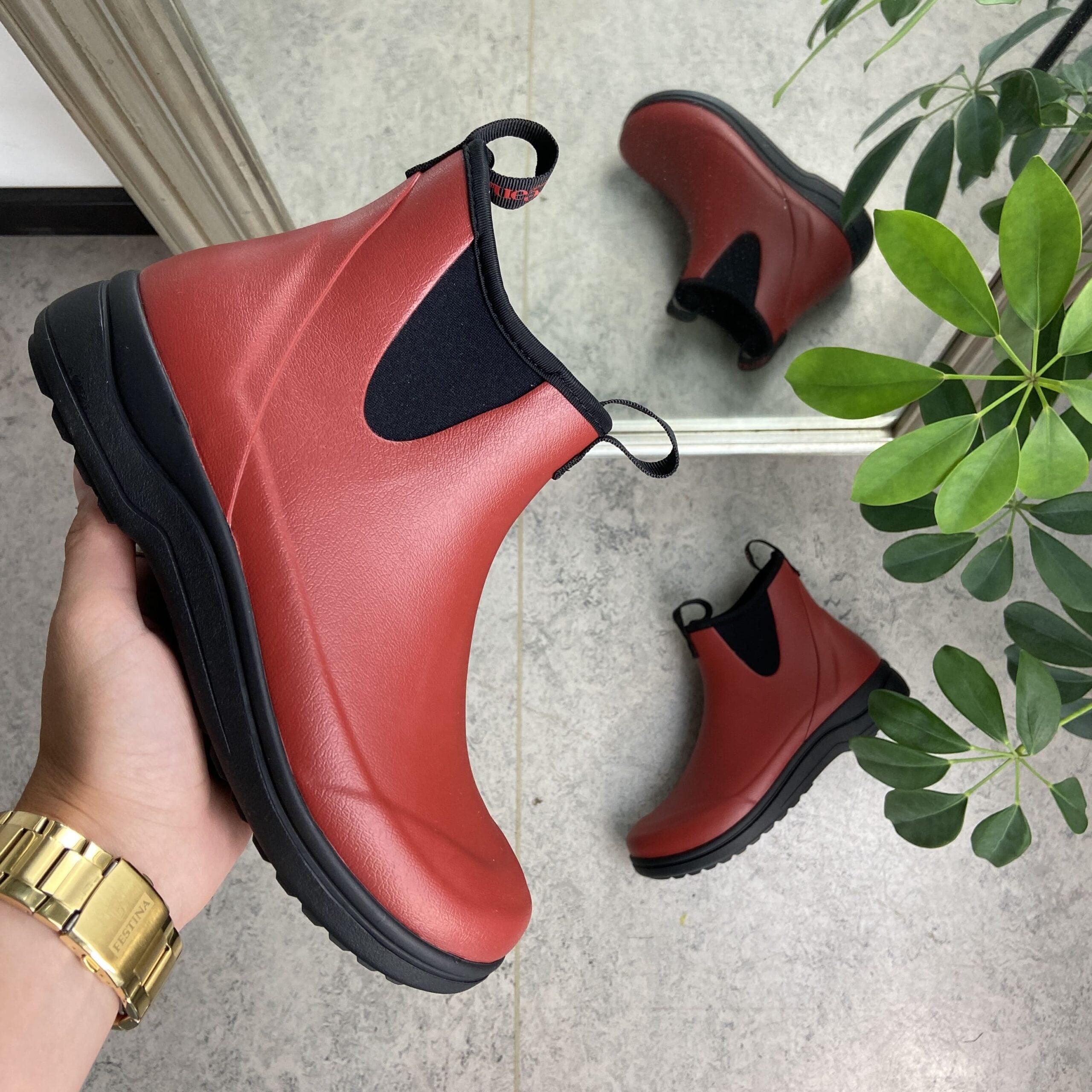 Rød luksus gummistøvle med svangstøtte fra Green Comfort