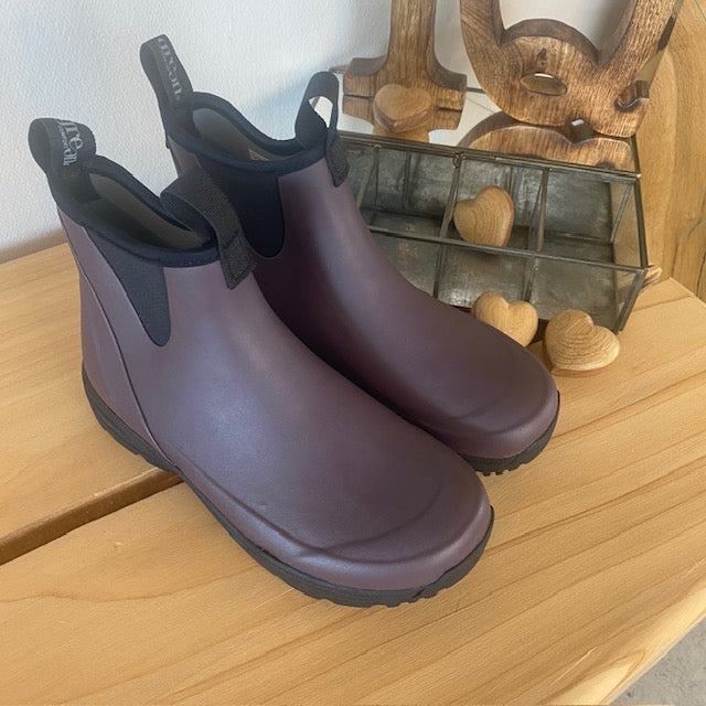 Mørklilla gummistøvle med svangstøtte fra Green Comfort.