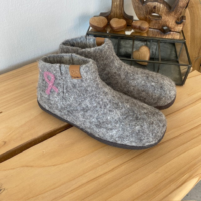 Green Comfort uld hjemmesko med rågummi bund og Støt Brysterne logo
