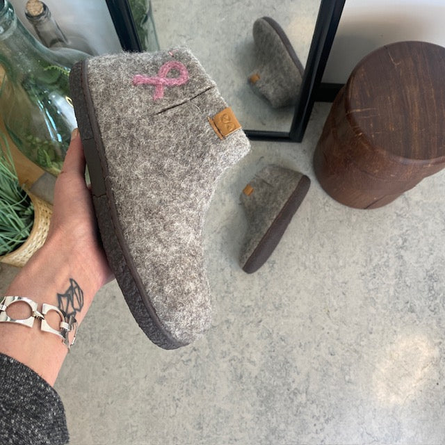 Green Comfort uld hjemmesko med rågummi bund og Støt Brysterne logo