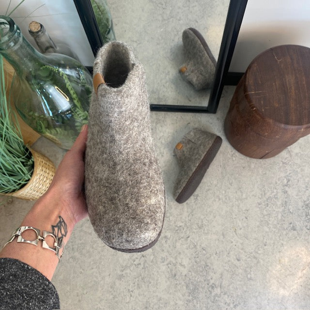 Green Comfort uld hjemmesko med rågummi bund og Støt Brysterne logo