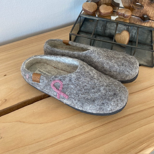 Lav Green Comfort uld hjemmesko med rågummisål og Støt Brysterne logo