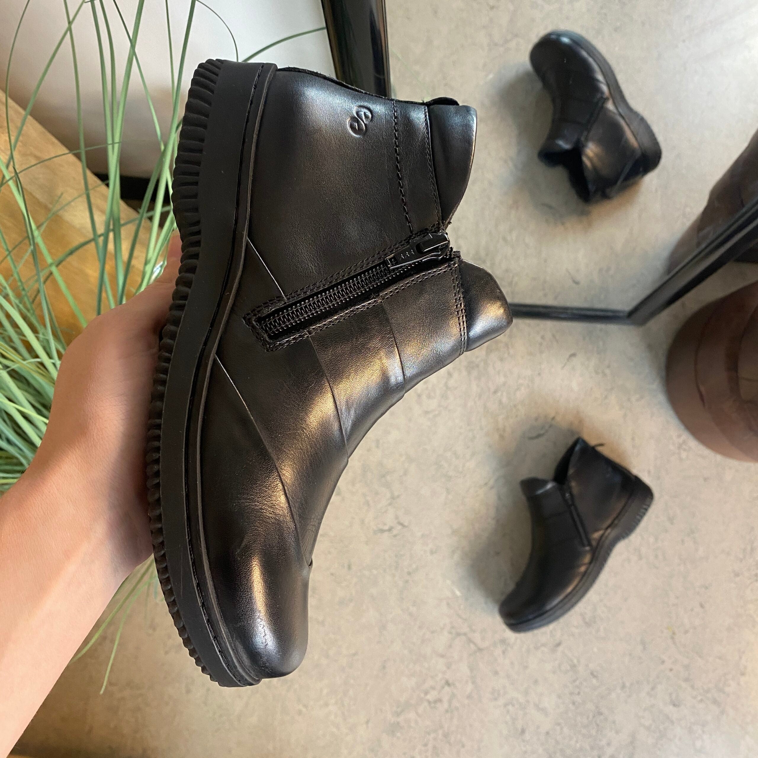 Kort støvle i sort skind fra Green Comfort