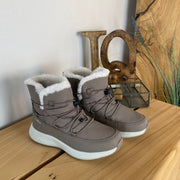 Vandafvisende beige vinterstøvle fra CMP med elastiksnøre