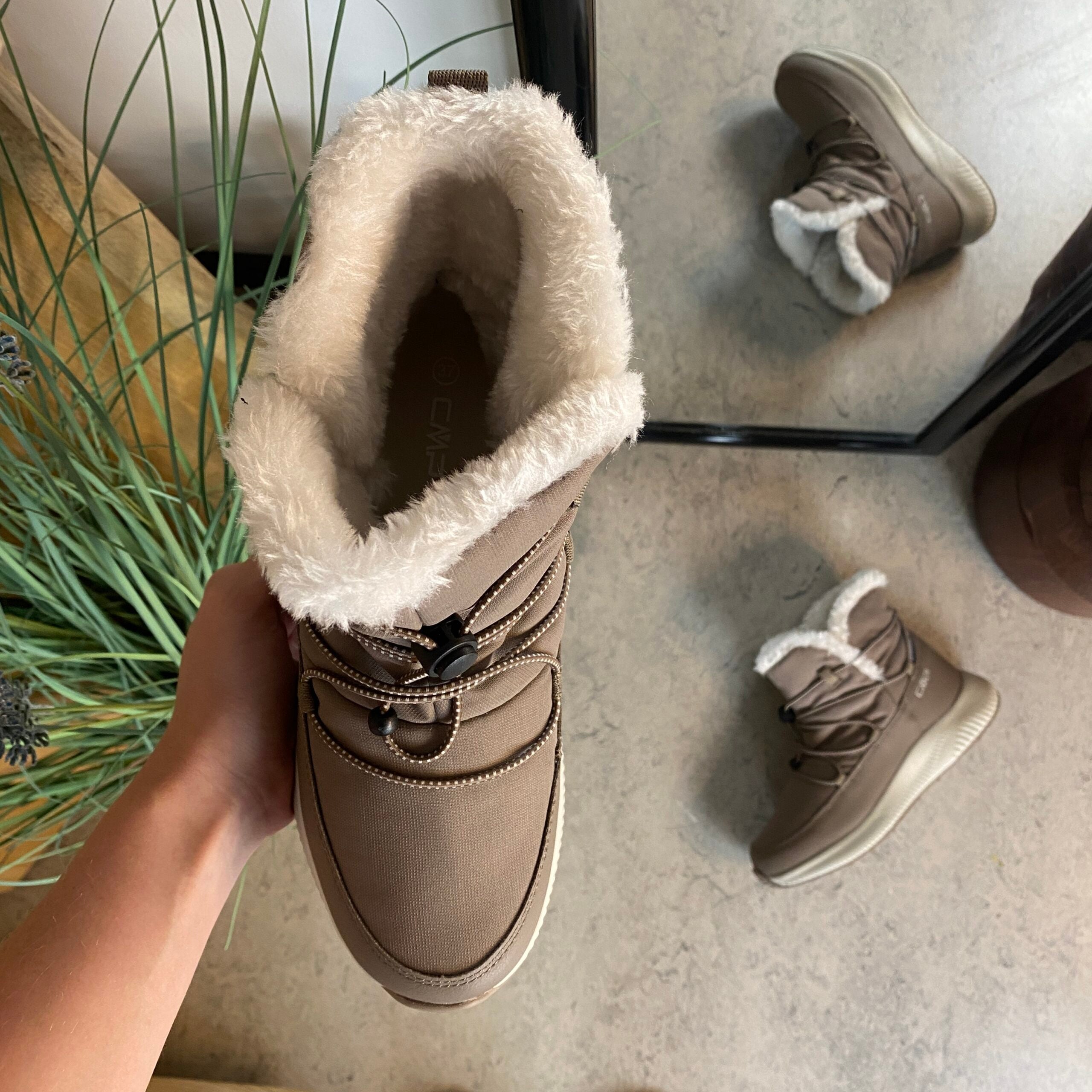 Vandafvisende beige vinterstøvle fra CMP med elastiksnøre