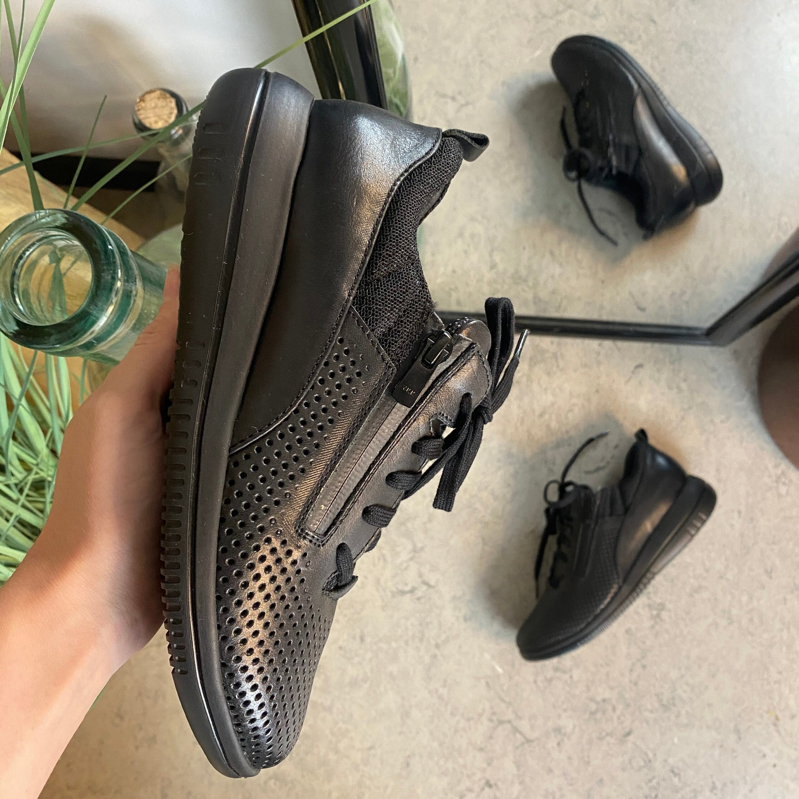 Green Comfort sko i sort med bred pasform og lynlås