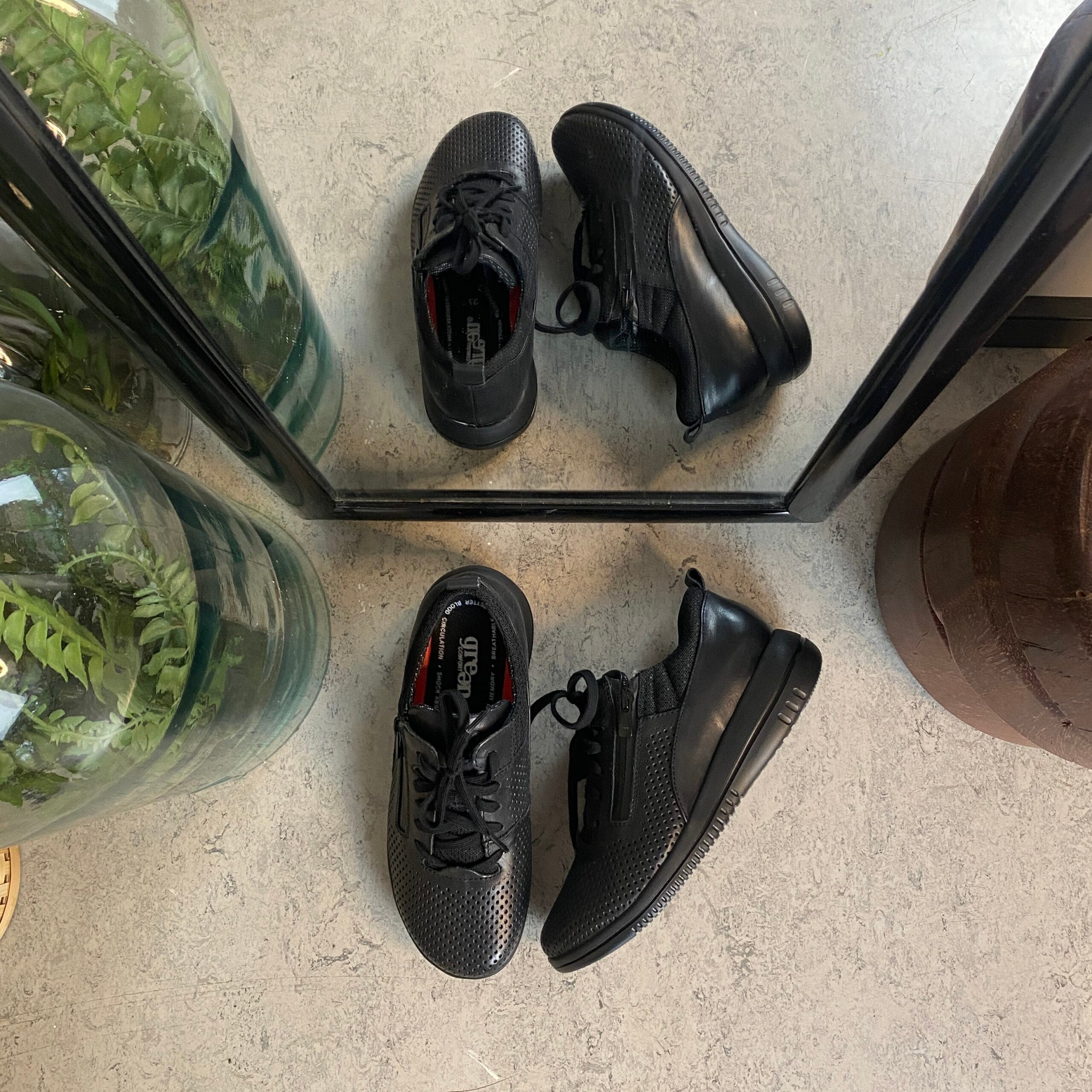 Green Comfort sko i sort med bred pasform og lynlås