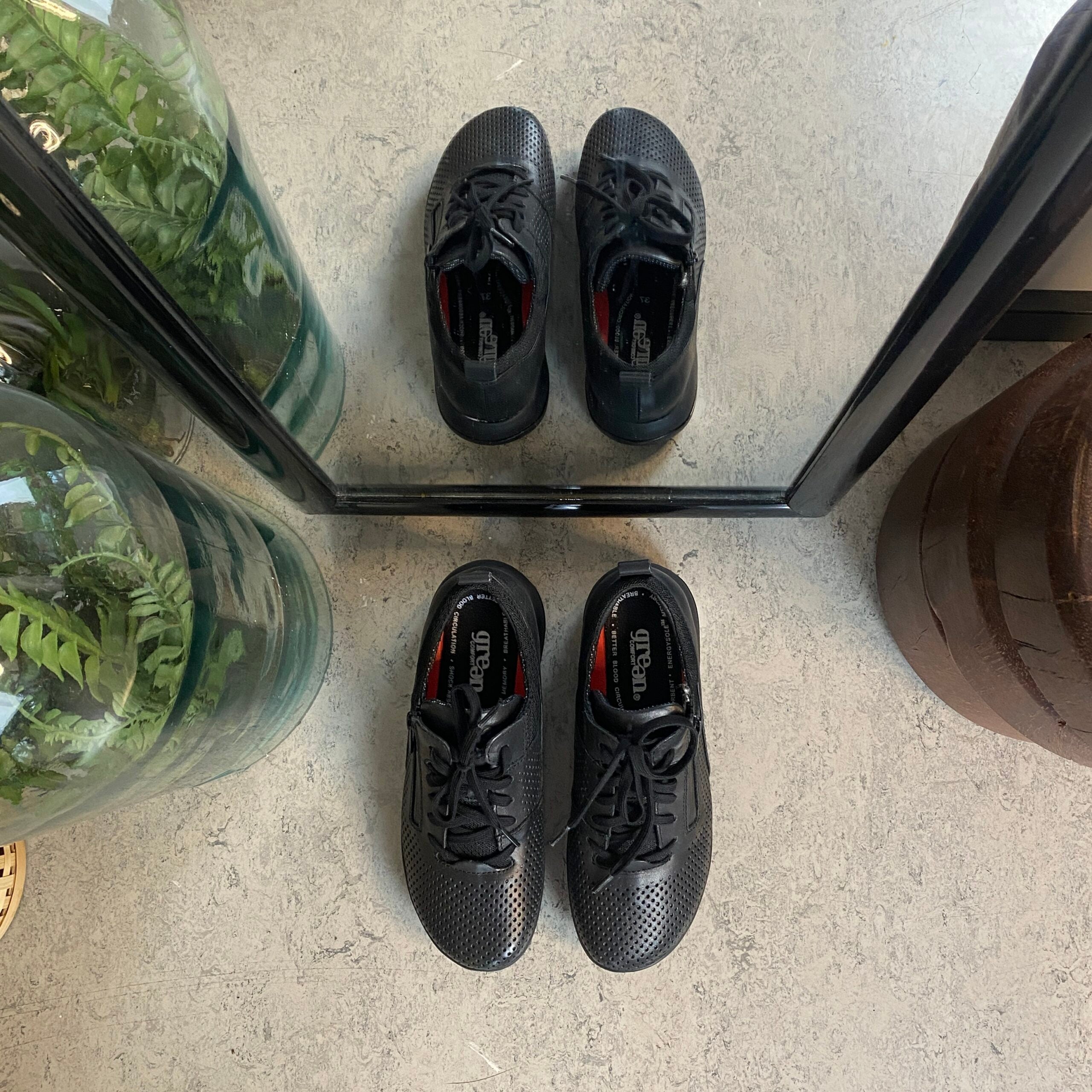 Green Comfort sko i sort med bred pasform og lynlås