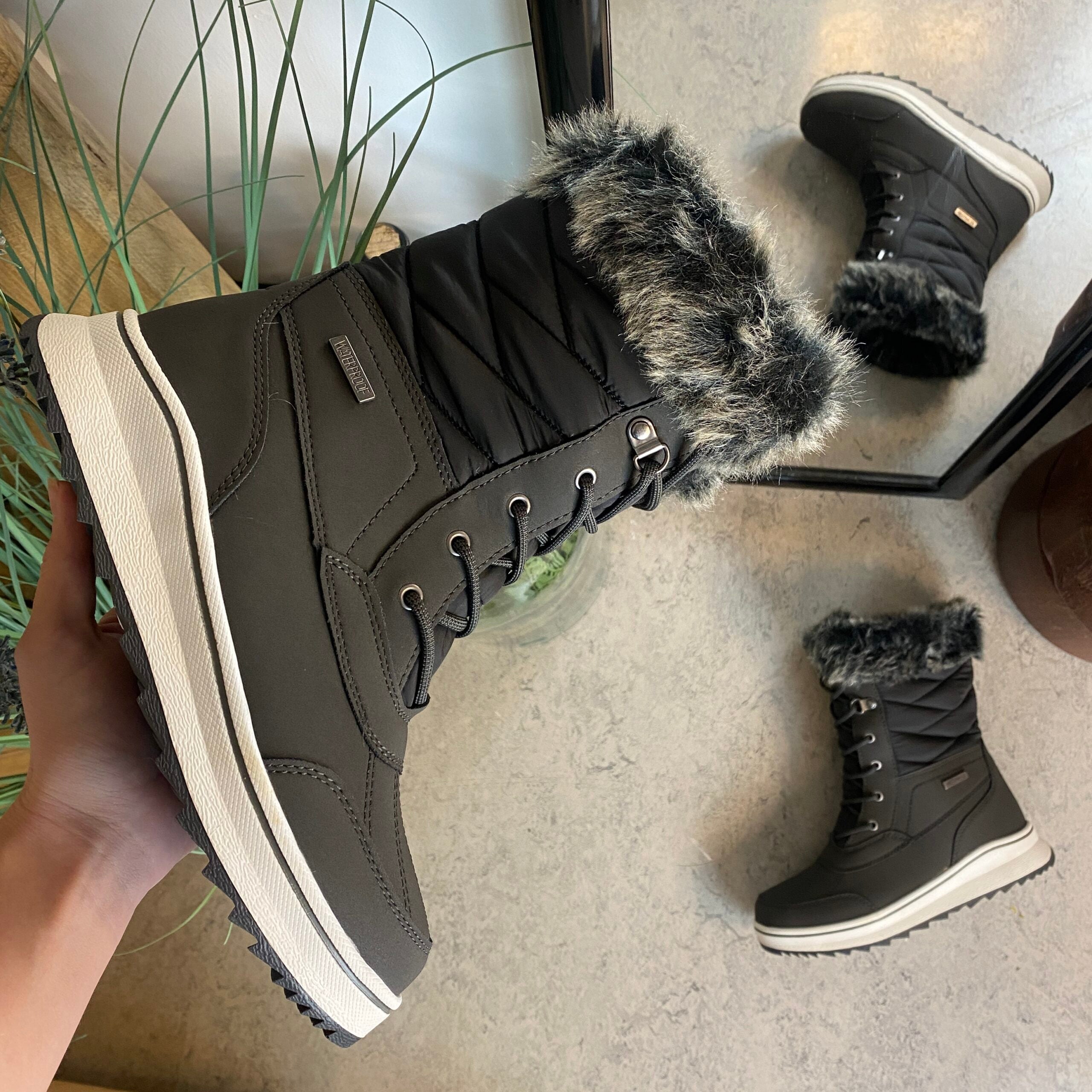 Sort vandtæt vinterstøvle fra Mols med pels kant