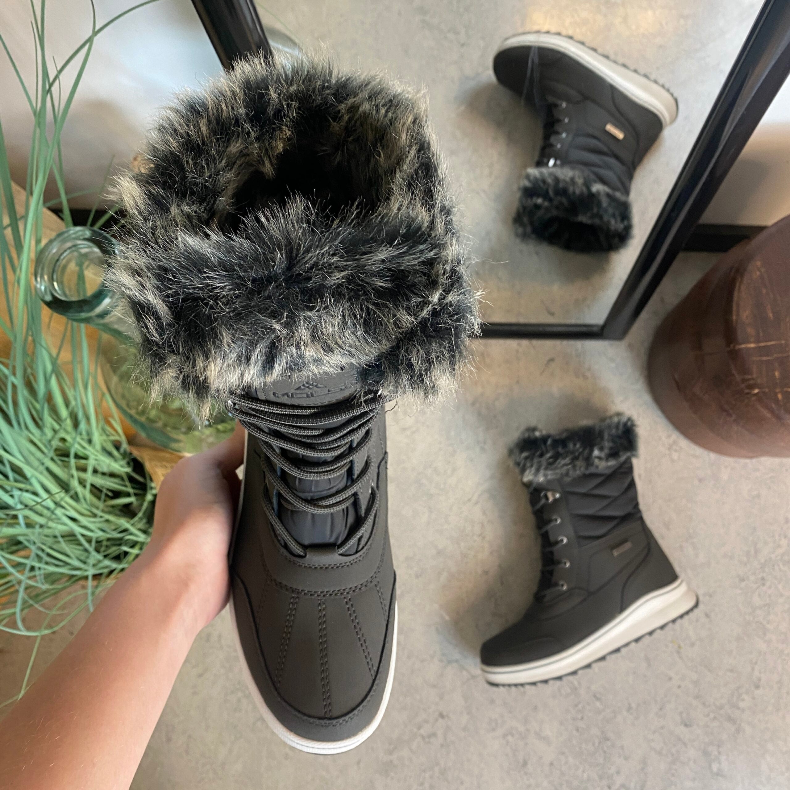 Sort vandtæt vinterstøvle fra Mols med pels kant
