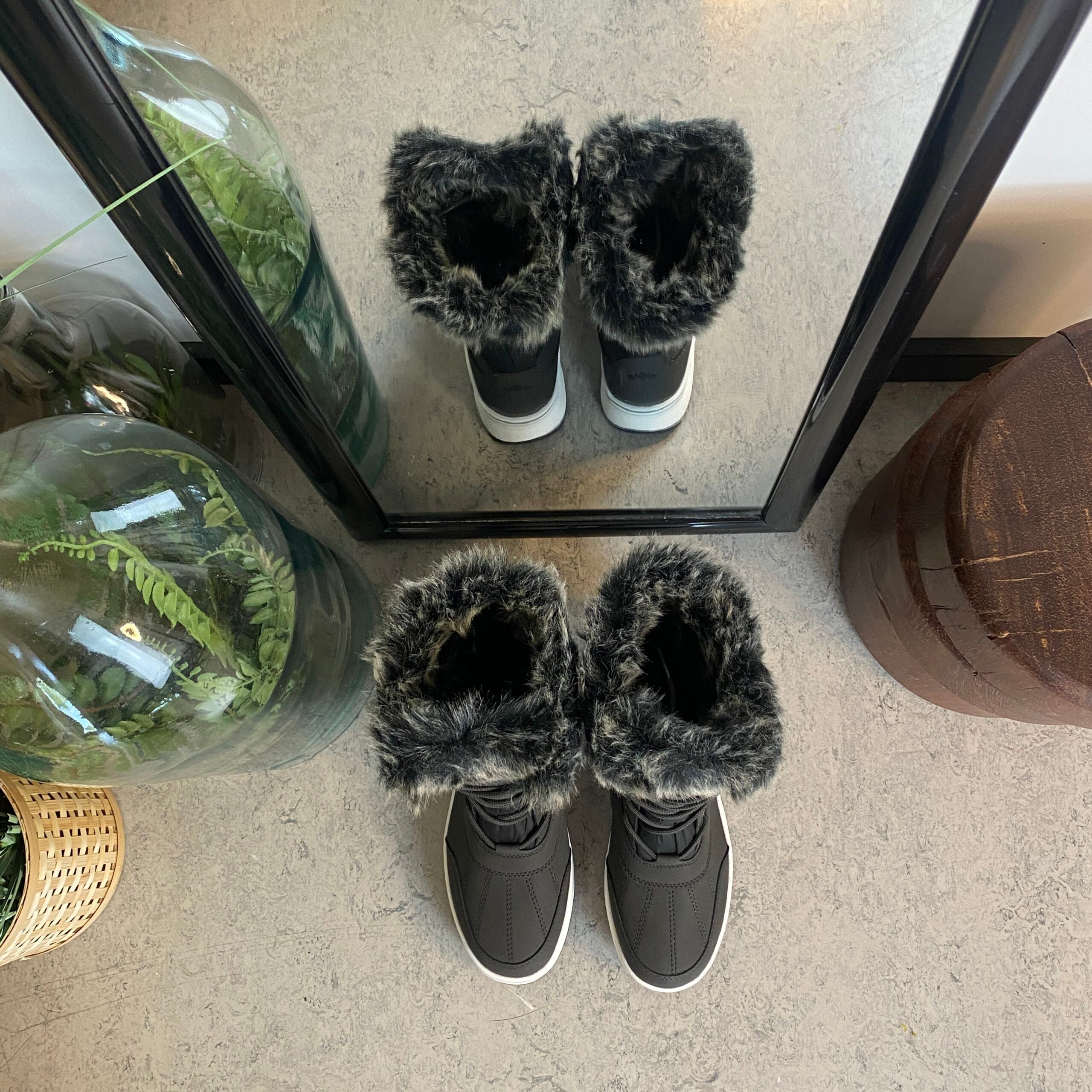 Sort vandtæt vinterstøvle fra Mols med pels kant