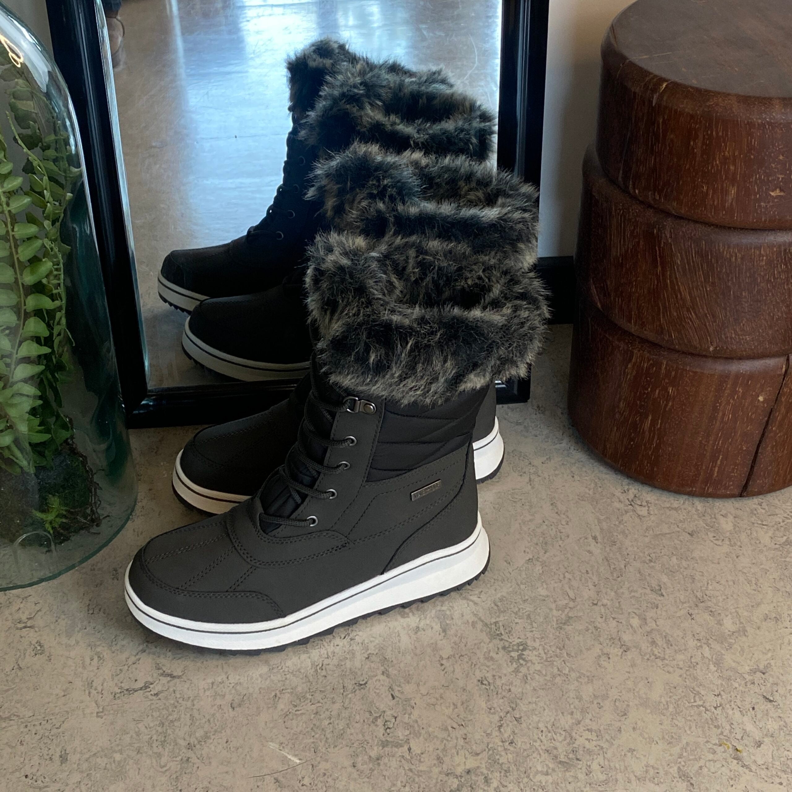 Sort vandtæt vinterstøvle fra Mols med pels kant
