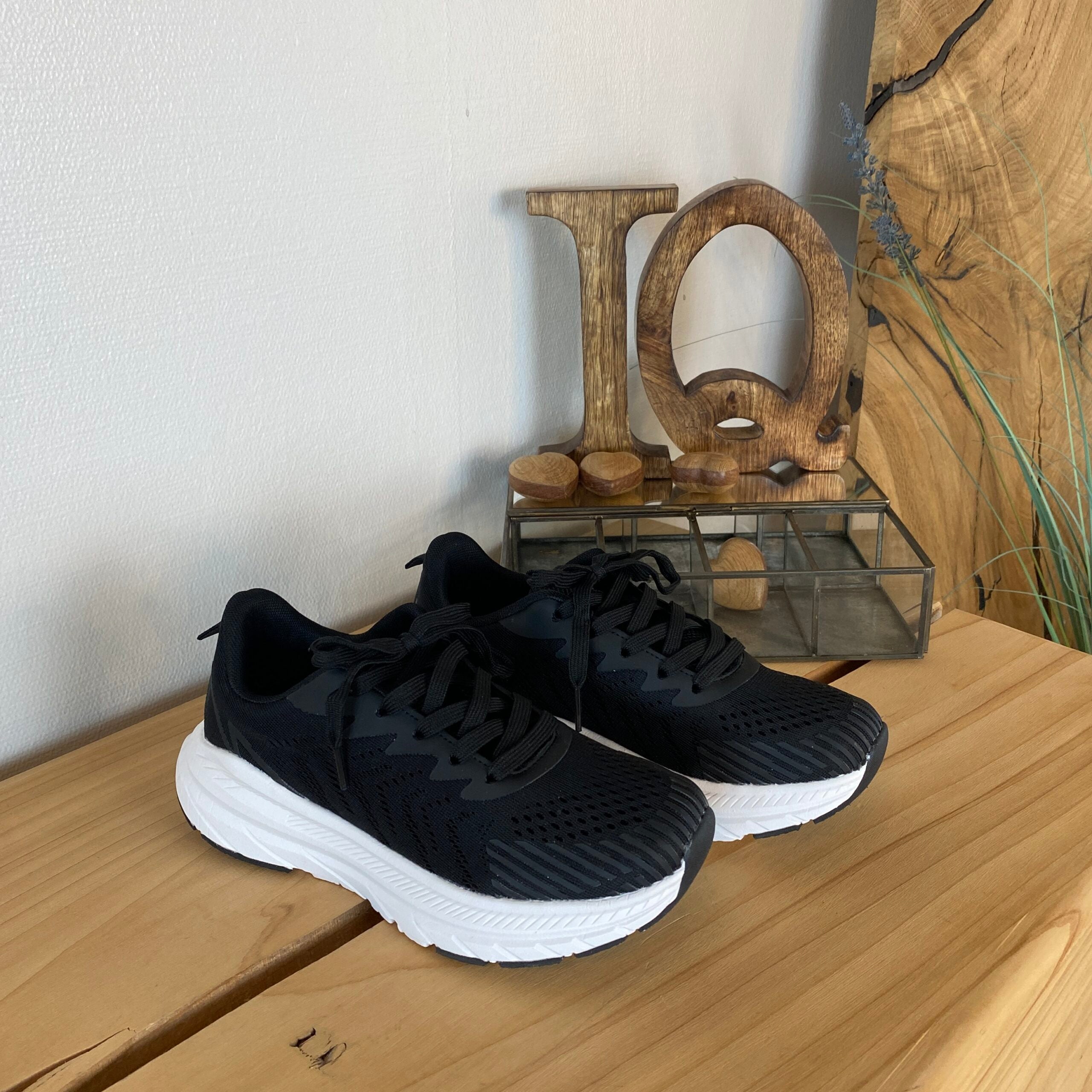 Endurance sort sneaker med hvid bund – åndbar komfort & stødabsorbering